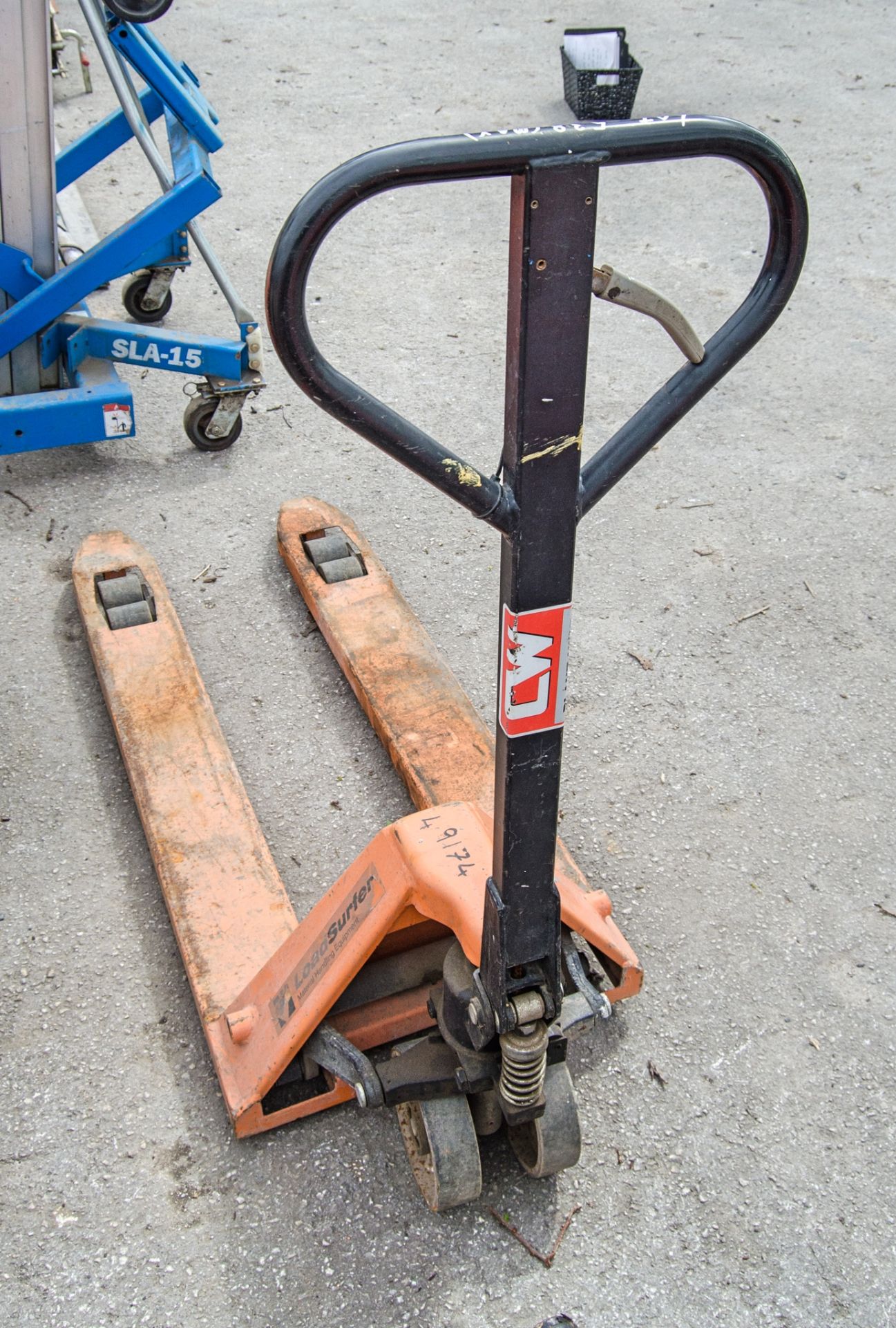 Loadsurfer 2500kg hand hydraulic pallet truck 49176 - Image 2 of 2