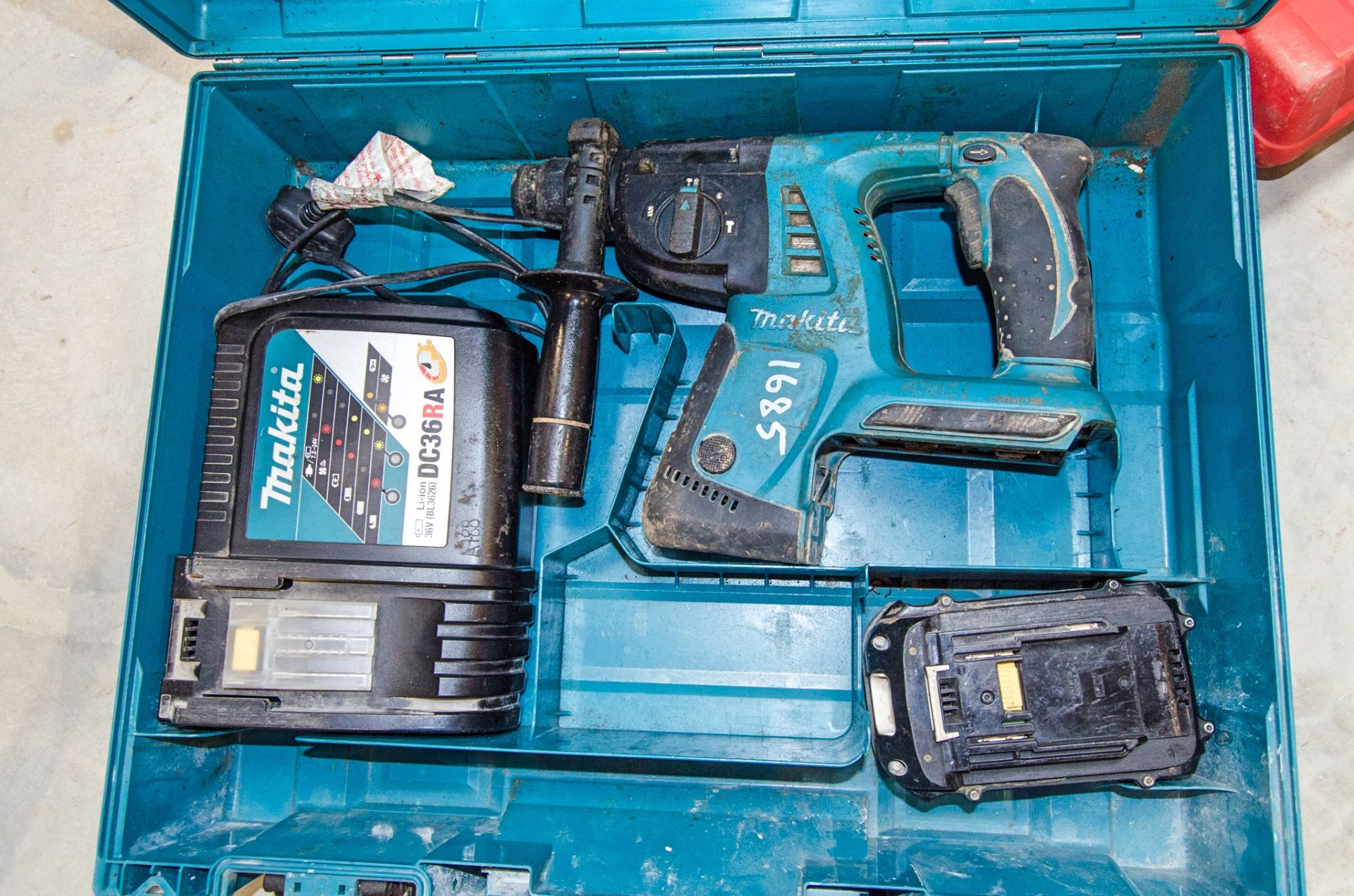 Makita BHR262RDE 36v cordless SDS rotary hammer drill c/w charger, battery and carry case A956652