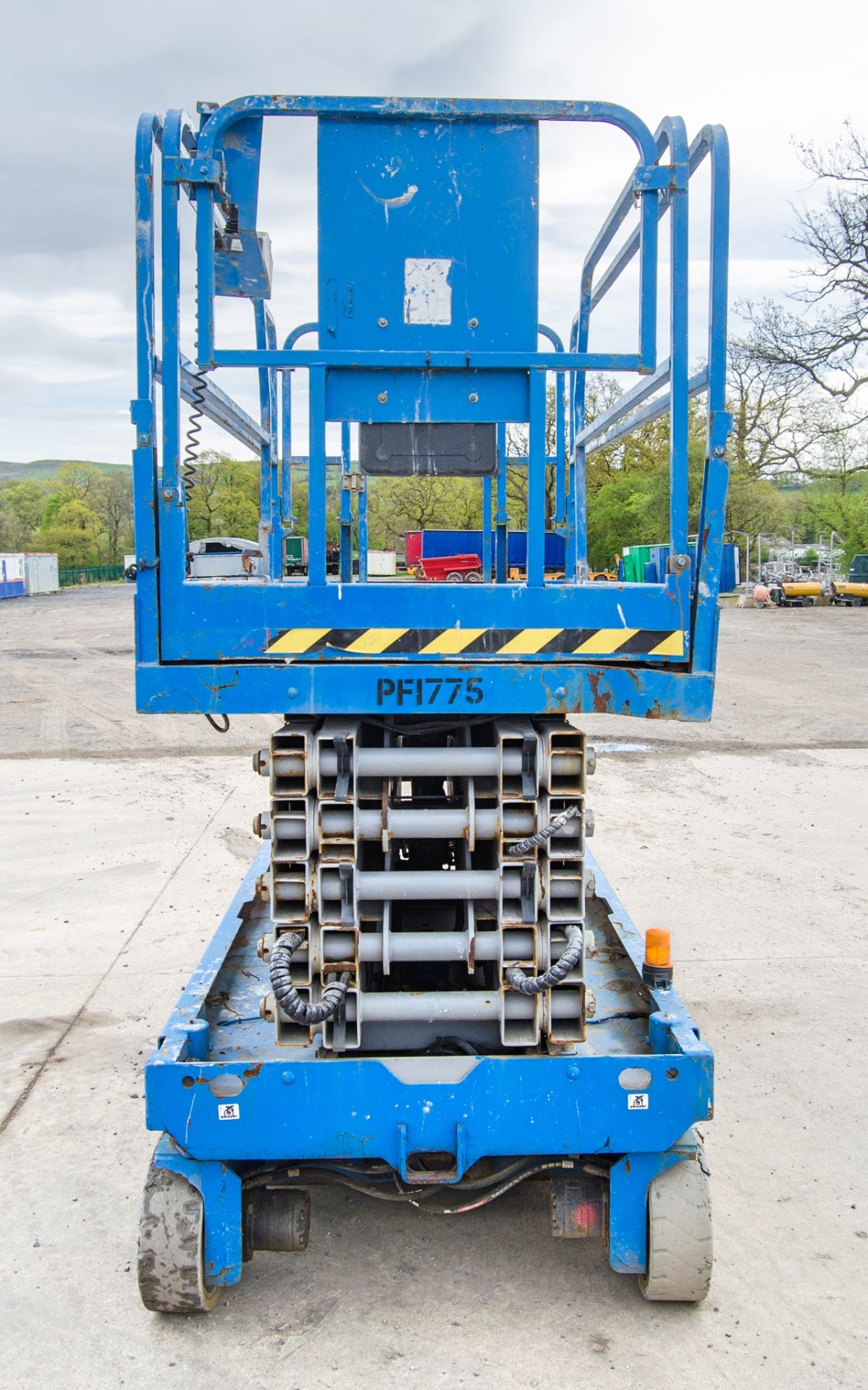 Genie GS4047 battery electric scissor lift access platform Year: 2014 S/N: C-1713 Recorded Hours: - Image 5 of 14