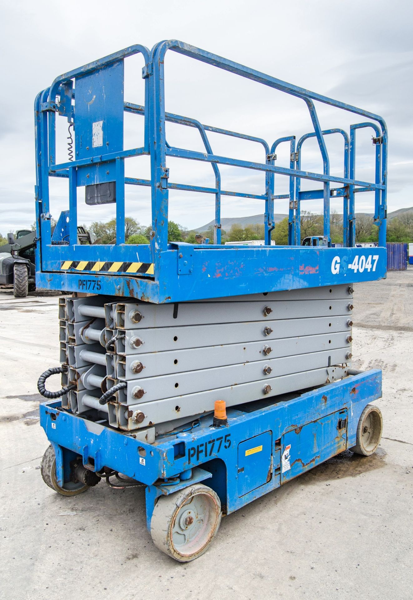 Genie GS4047 battery electric scissor lift access platform Year: 2014 S/N: C-1713 Recorded Hours: