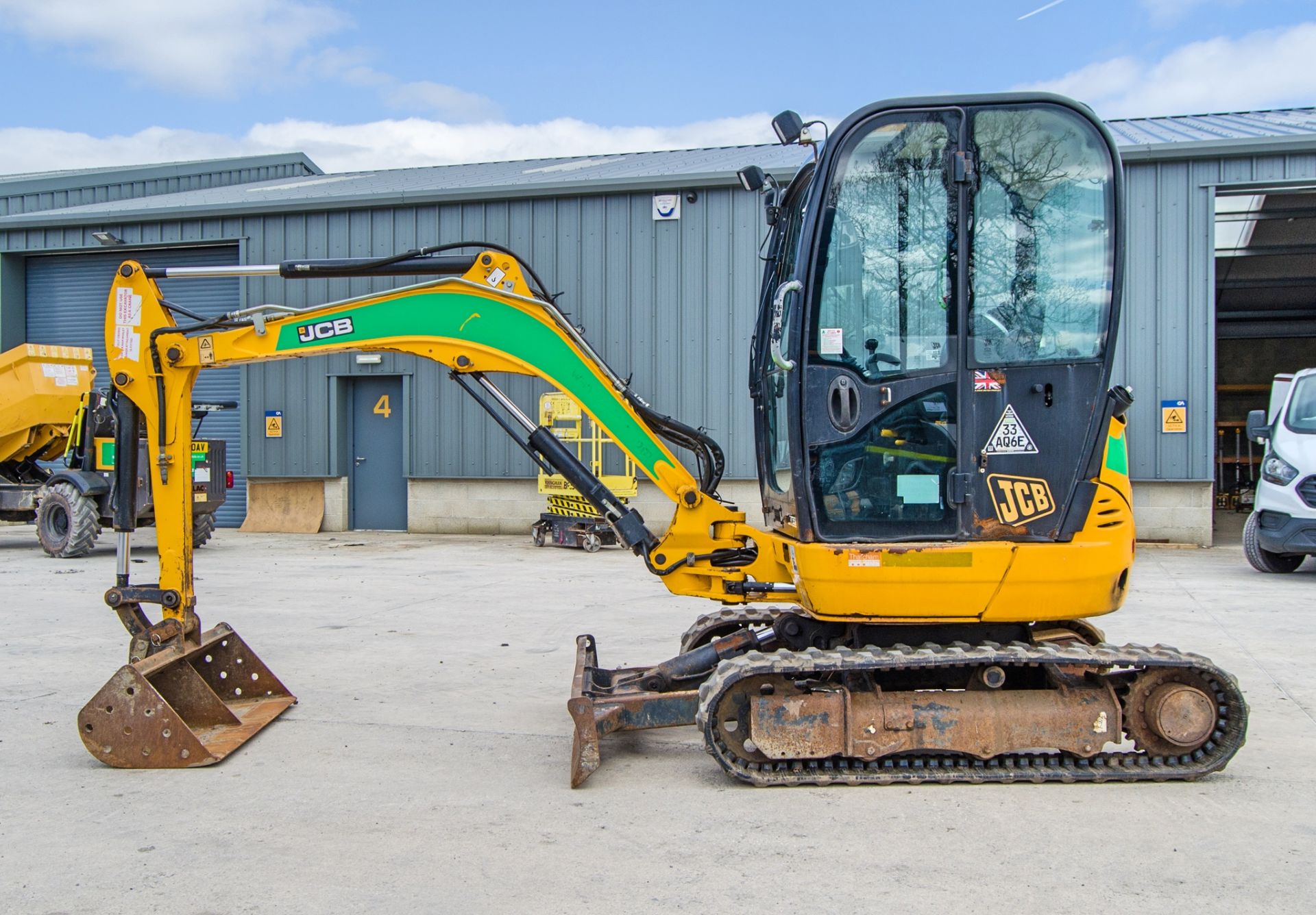 JCB 8025 2.5 tonne rubber tracked mini excavator Year: 2017 S/N: 2227698 Recorded Hours: 1986 blade, - Image 8 of 25