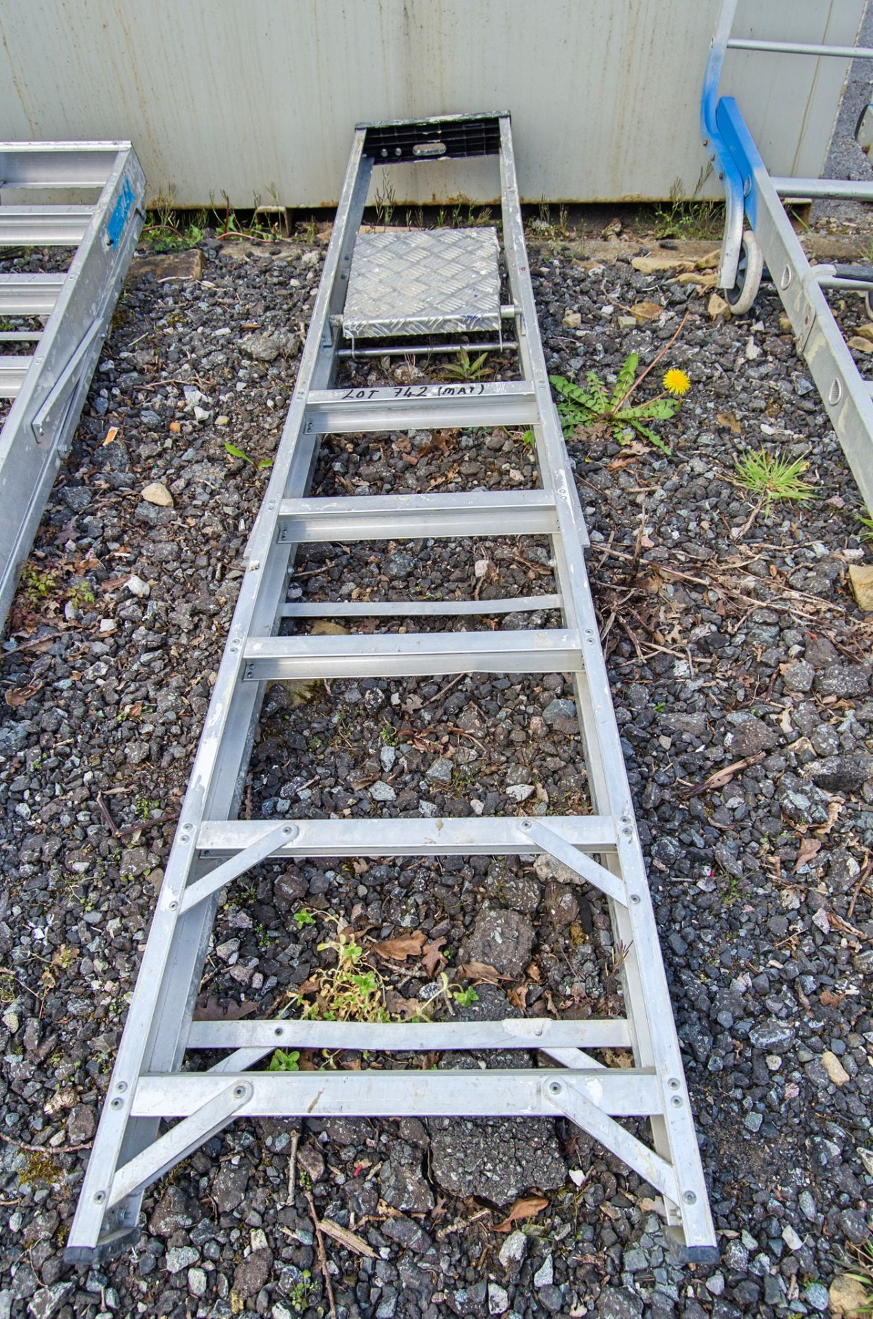 8 tread aluminium step ladder F0337017
