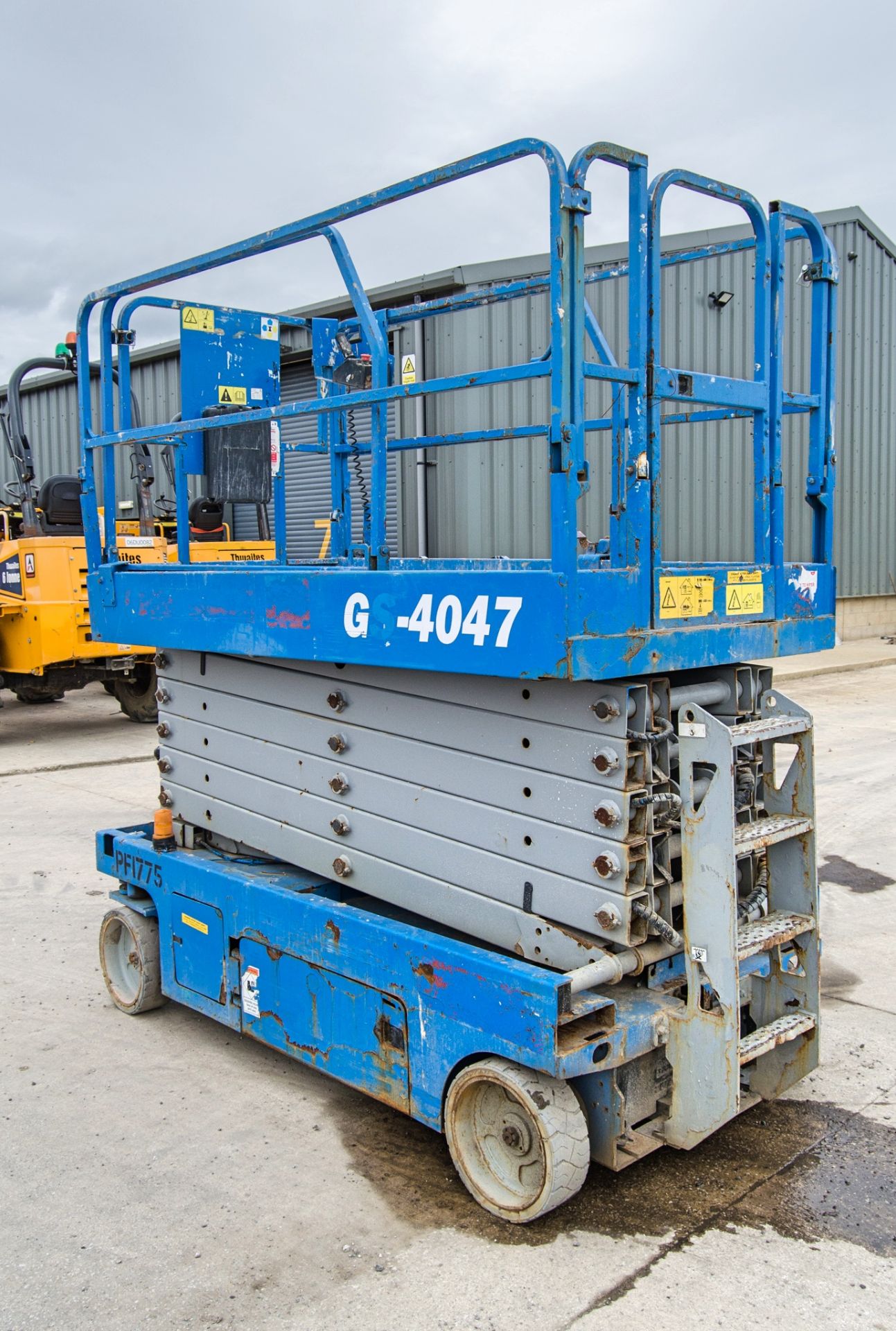 Genie GS4047 battery electric scissor lift access platform Year: 2014 S/N: C-1713 Recorded Hours: - Image 4 of 14