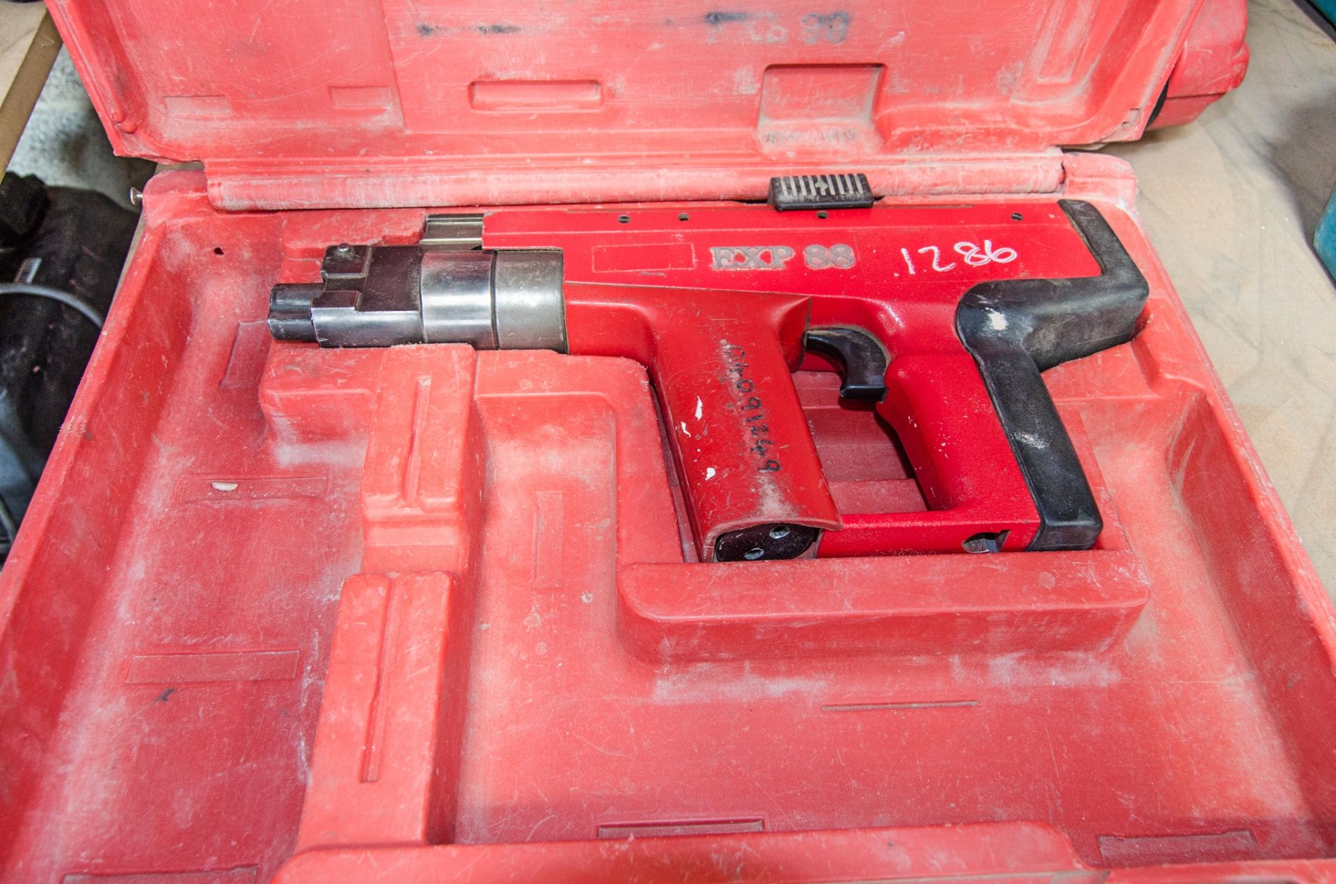 EXP 88 nail gun c/w carry case 04091249