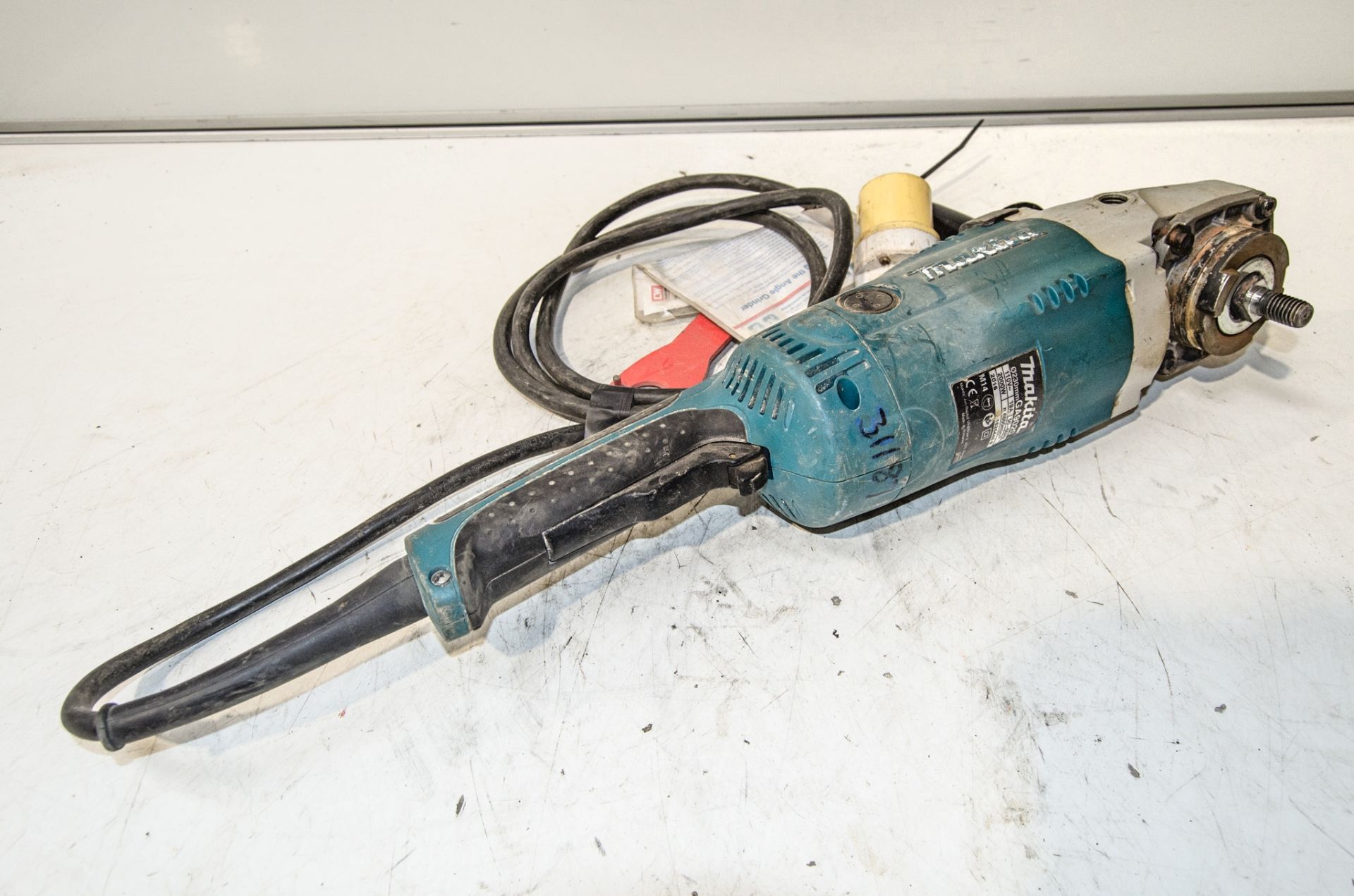 Makita GA9020 110v angle grinder 31187 - Image 2 of 2