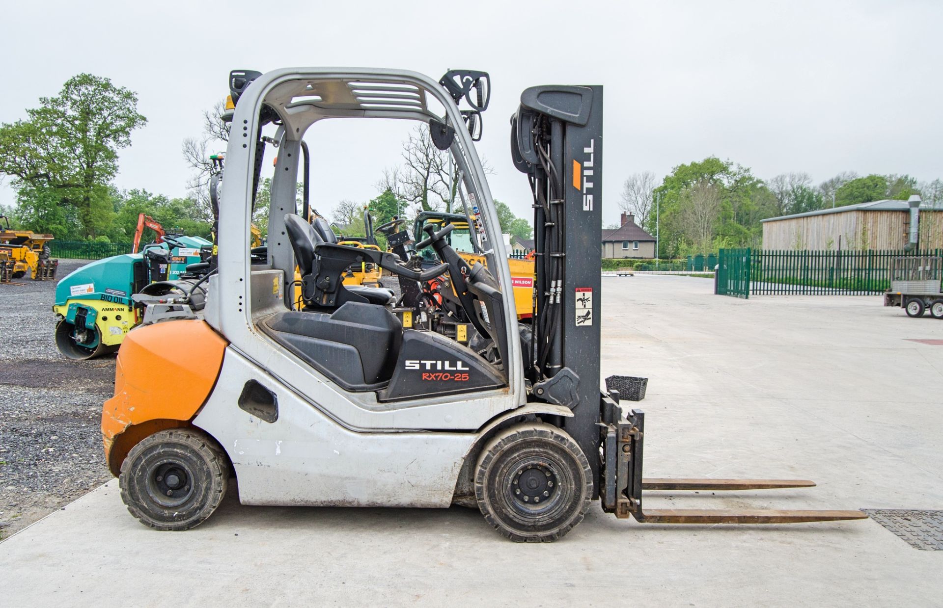 Still RX70-25 2.5 tonne gas powered fork lift truck Year: 2015 S/N: F000176 Recorded Hours: 9561 - Image 7 of 19