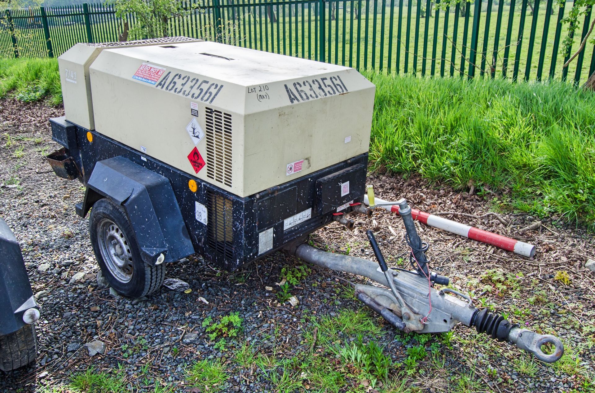 Doosan 7/41 diesel driven fast tow mobile air compressor Year: 2014 S/N: 432631 Recorded Hours: 1429 - Image 2 of 11