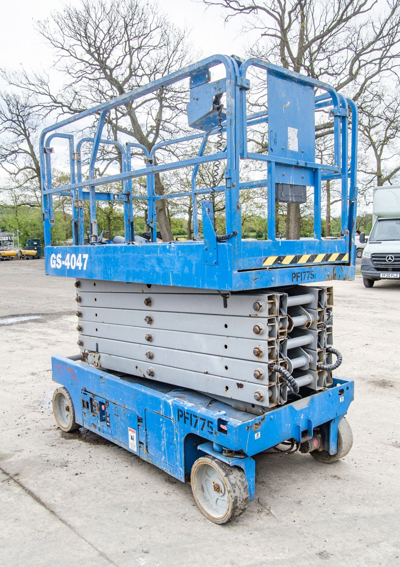 Genie GS4047 battery electric scissor lift access platform Year: 2014 S/N: C-1713 Recorded Hours: - Image 2 of 14