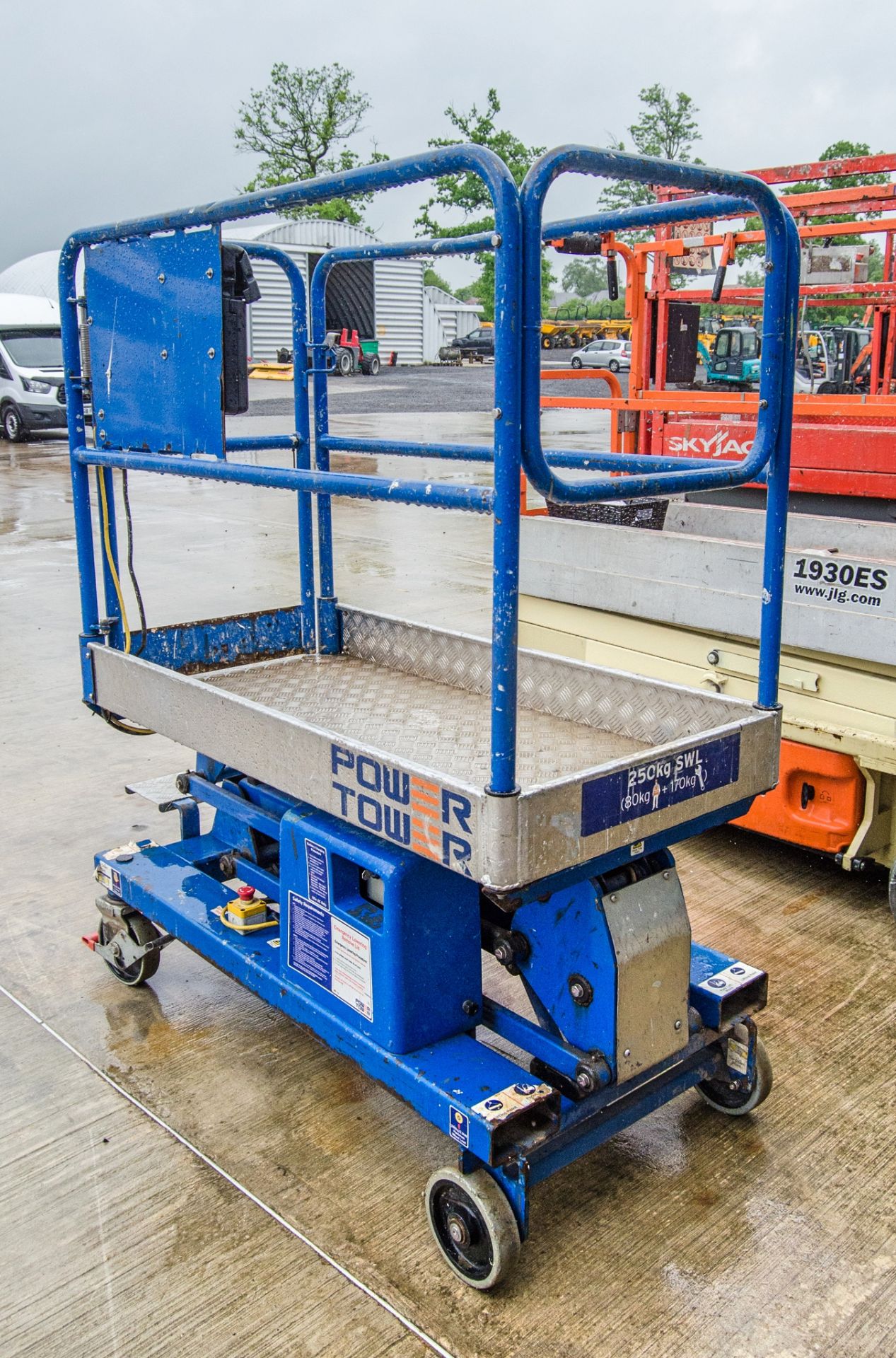 Power Towers battery electric push around z lift access platform Year: 2017 S/N: 35463717A A833285 - Image 3 of 8