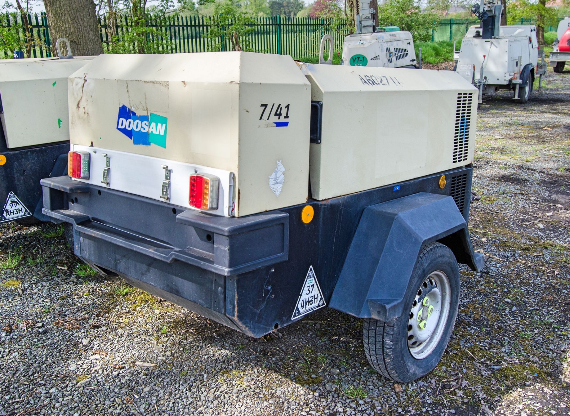 Doosan 741 diesel driven fast tow mobile air compressor Year: 2013 S/N: 432032 Recorded Hours: - Image 3 of 11