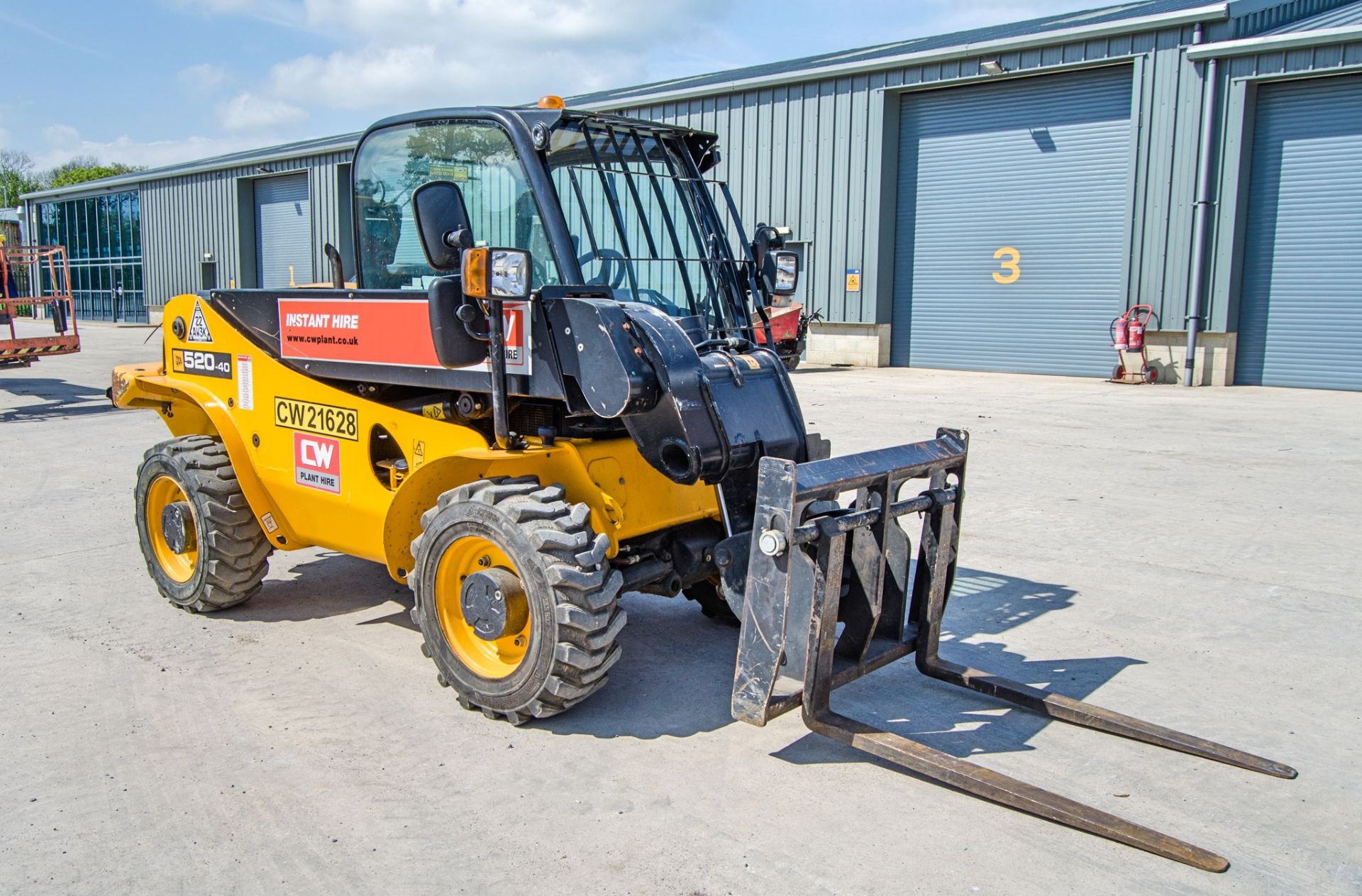 JCB 520-40 4 metre telescopic handler Year:2019 S/N: 2799255 Recorded Hours: 616 CW21628 - Image 2 of 22