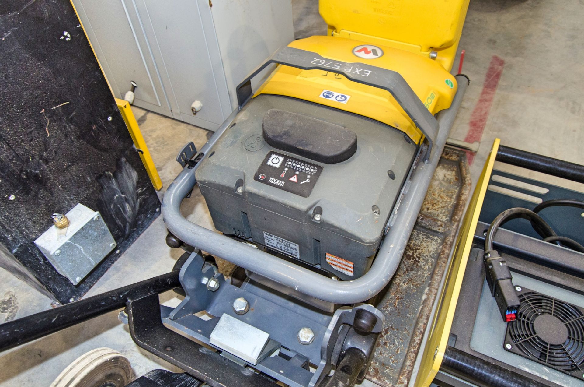 Wacker Neuson P1850E battery electric compactor plate c/w BP1000 battery pack and C48/13 EXP7762 - Image 3 of 4