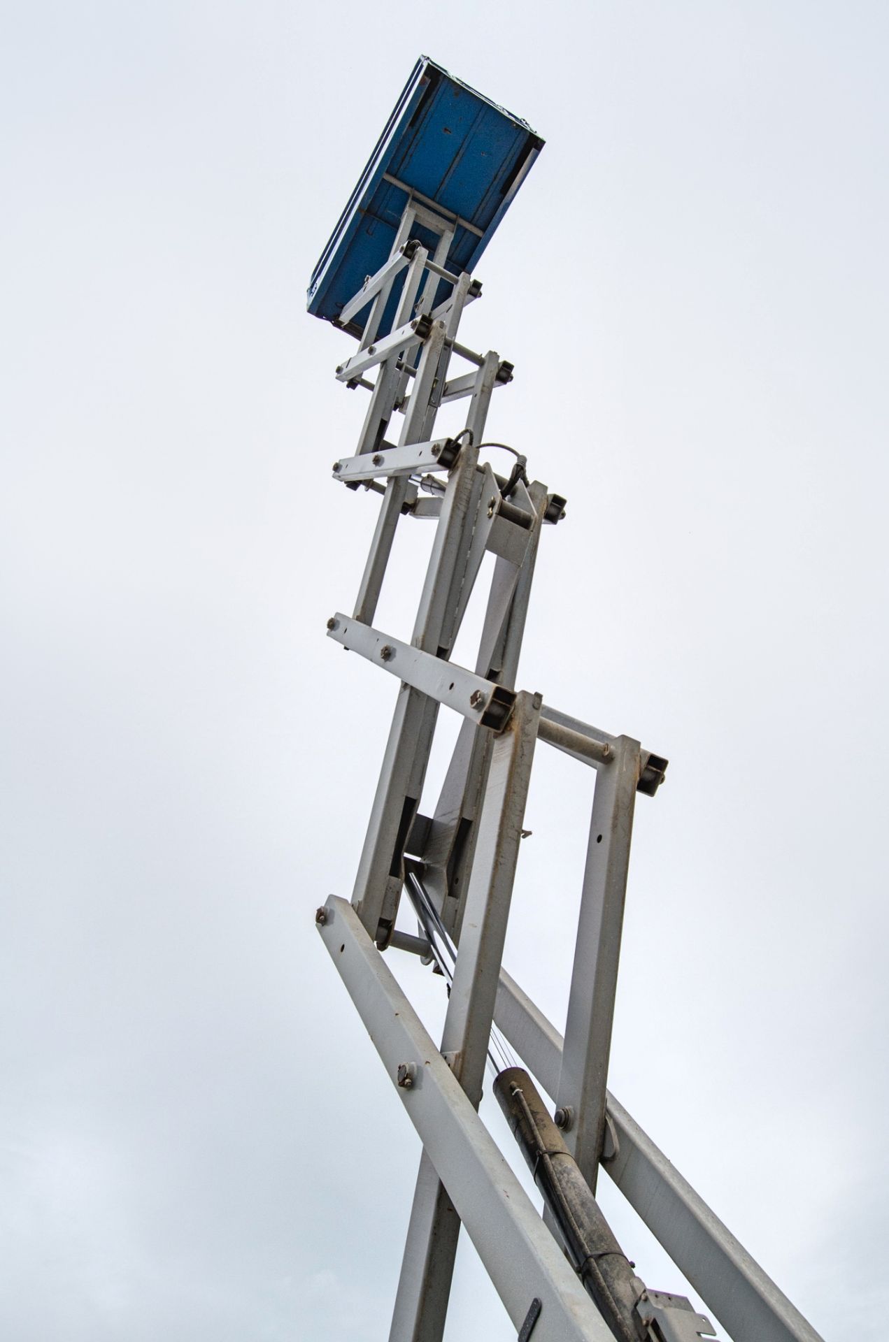 Genie GS4047 battery electric scissor lift access platform Year: 2014 S/N: C-1713 Recorded Hours: - Image 10 of 14
