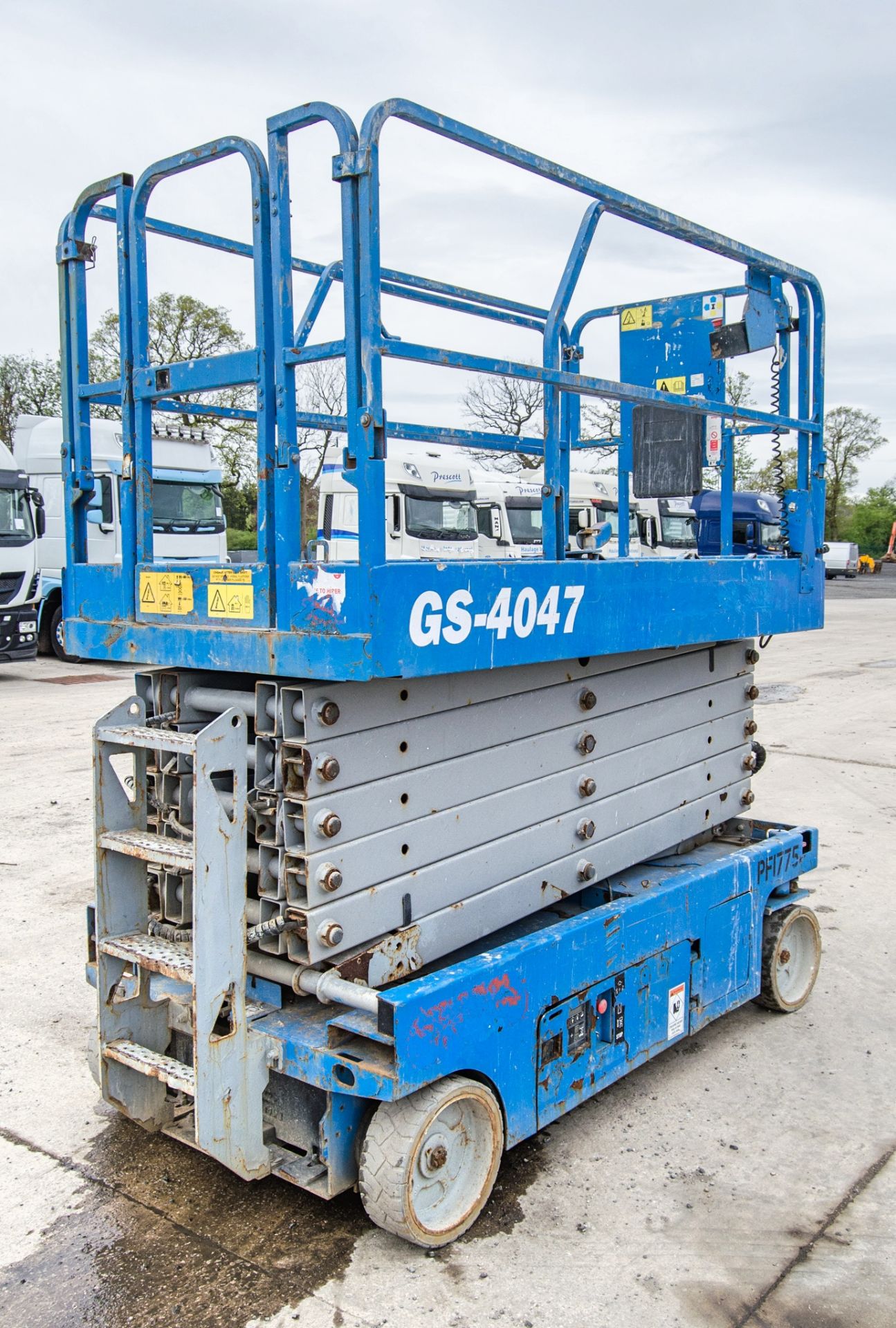 Genie GS4047 battery electric scissor lift access platform Year: 2014 S/N: C-1713 Recorded Hours: - Image 3 of 14