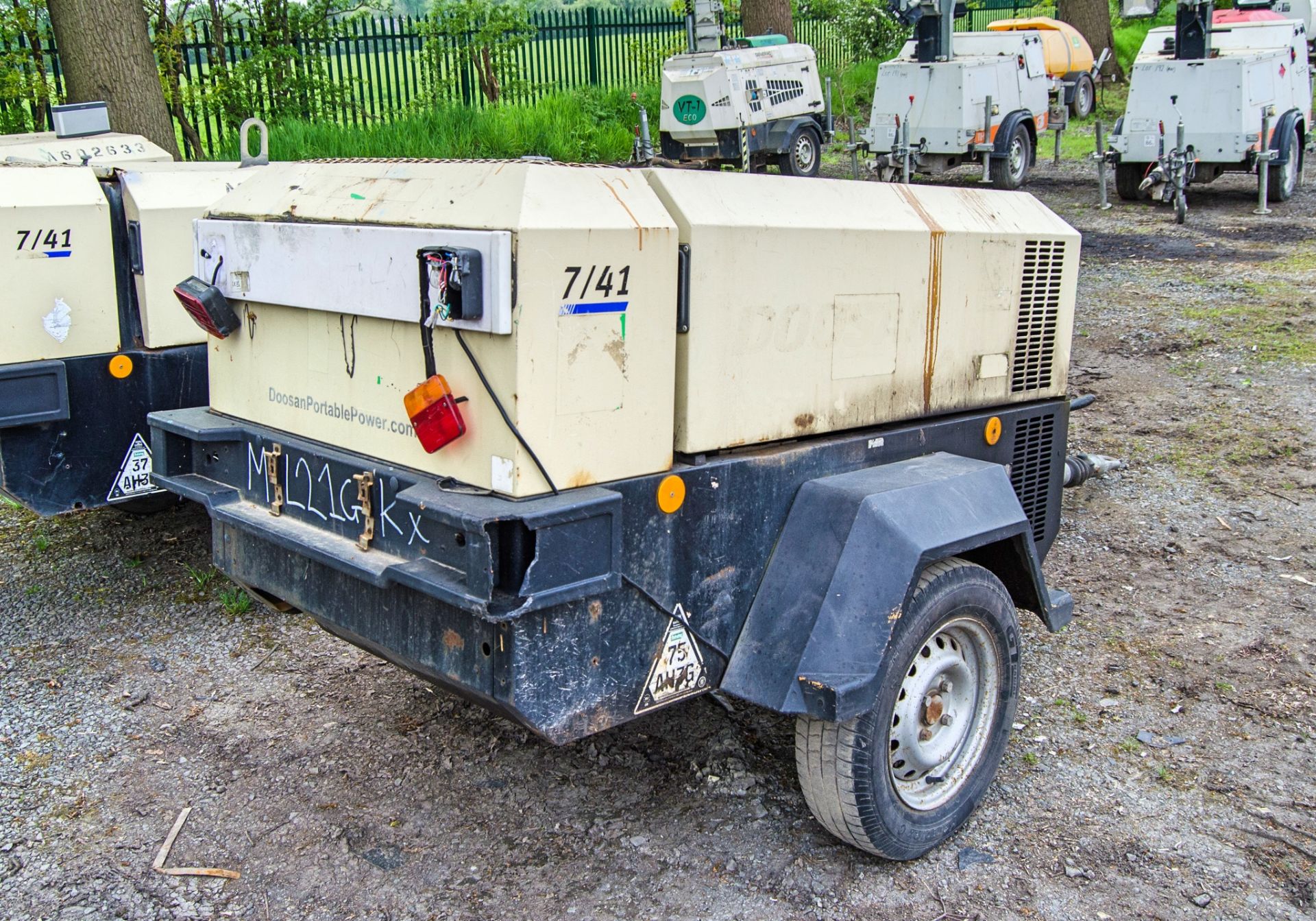 Doosan 741 diesel driven fast tow mobile air compressor Year: 2013 S/N: 432312 Recorded hours: - Image 3 of 9