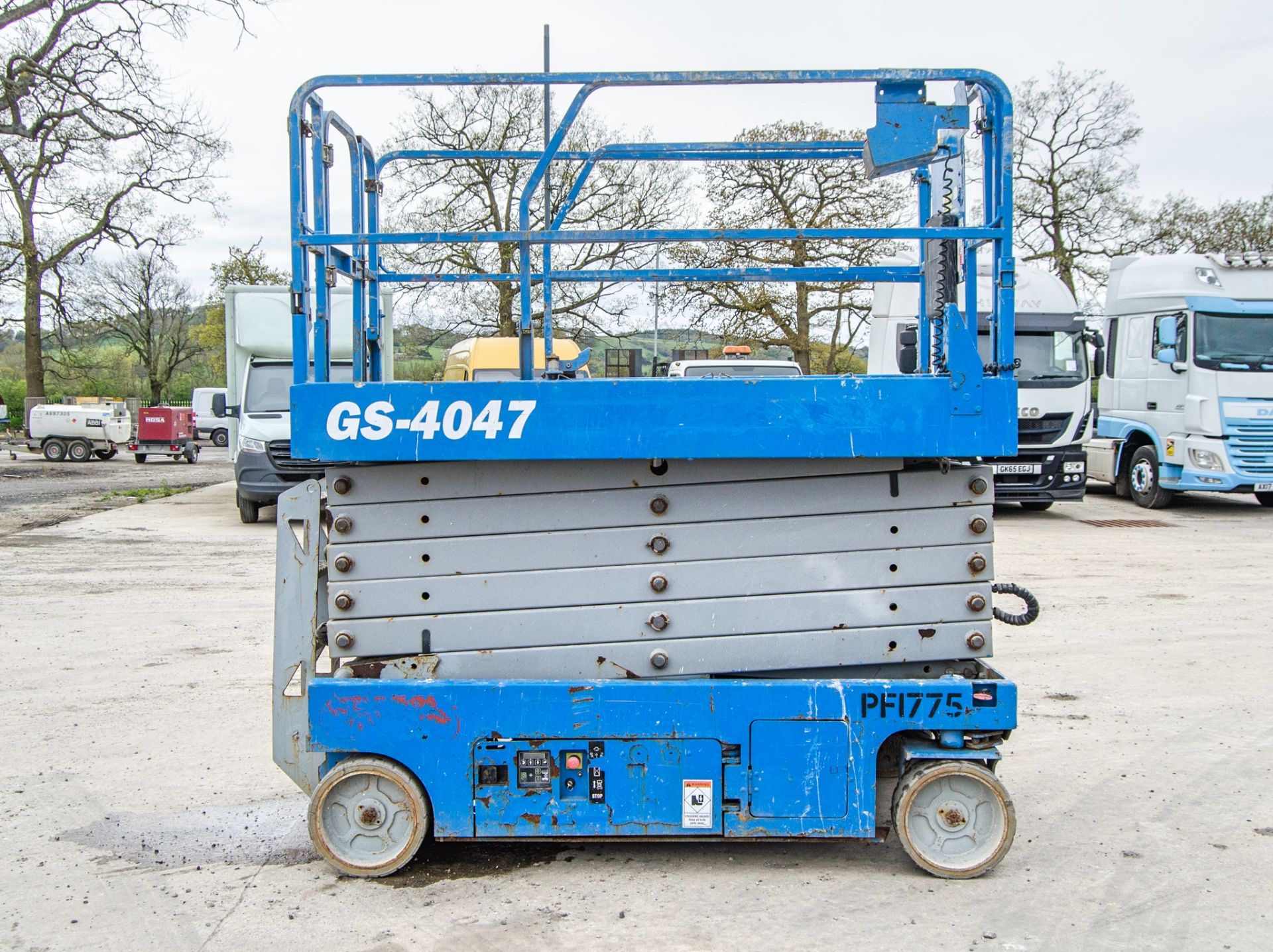 Genie GS4047 battery electric scissor lift access platform Year: 2014 S/N: C-1713 Recorded Hours: - Image 8 of 14