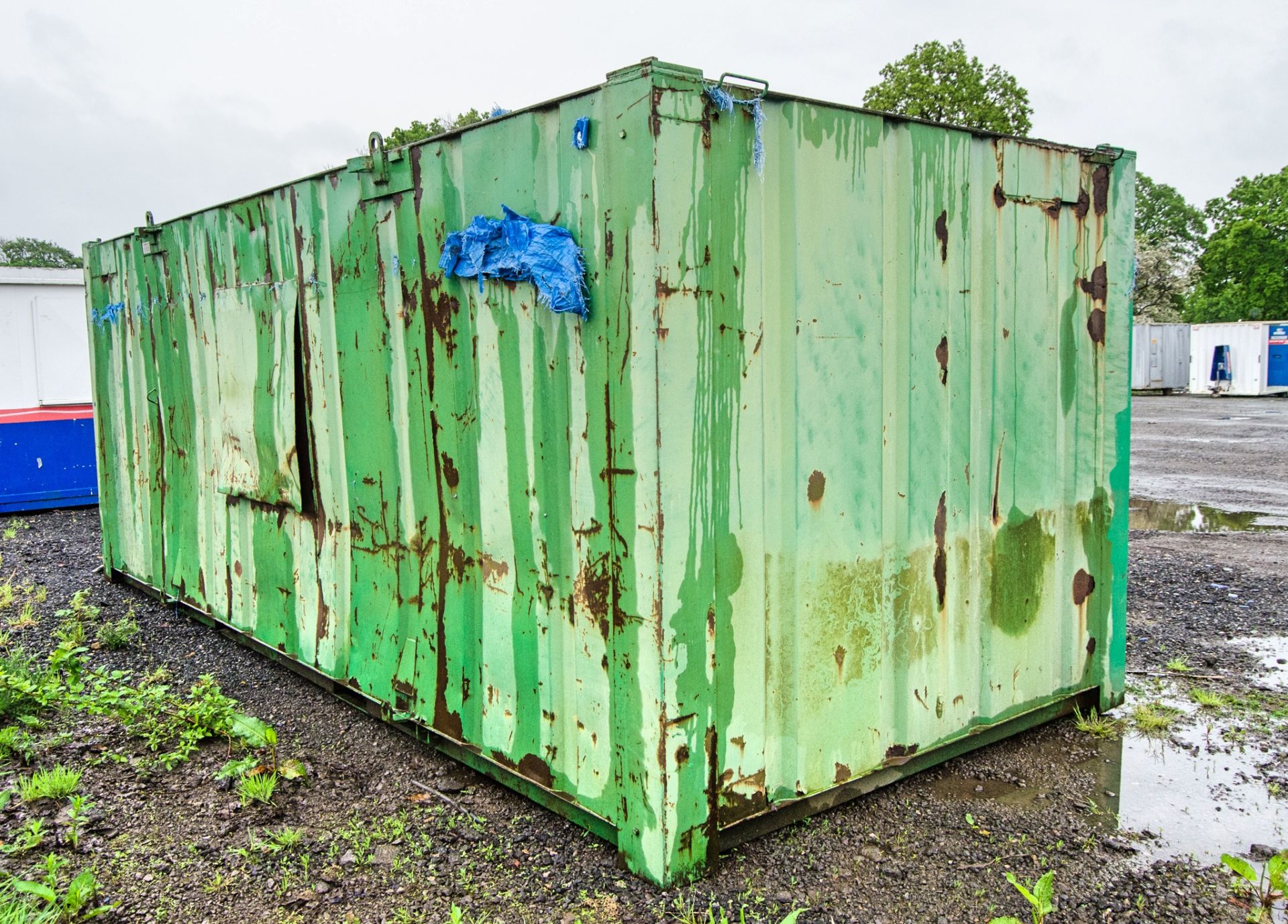 21ft x 9ft steel store site unit c/w keys N206853 ** Holes in the roof ** - Image 4 of 6