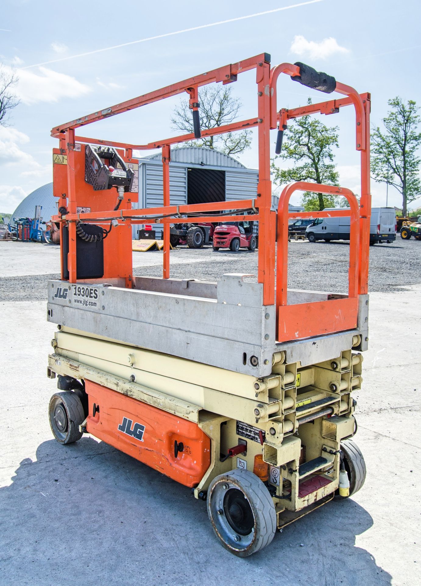 JLG 1930ES battery electric scissor lift access platform Year: 2012 S/N: 8490 Recorded Hours: 275 - Image 4 of 9