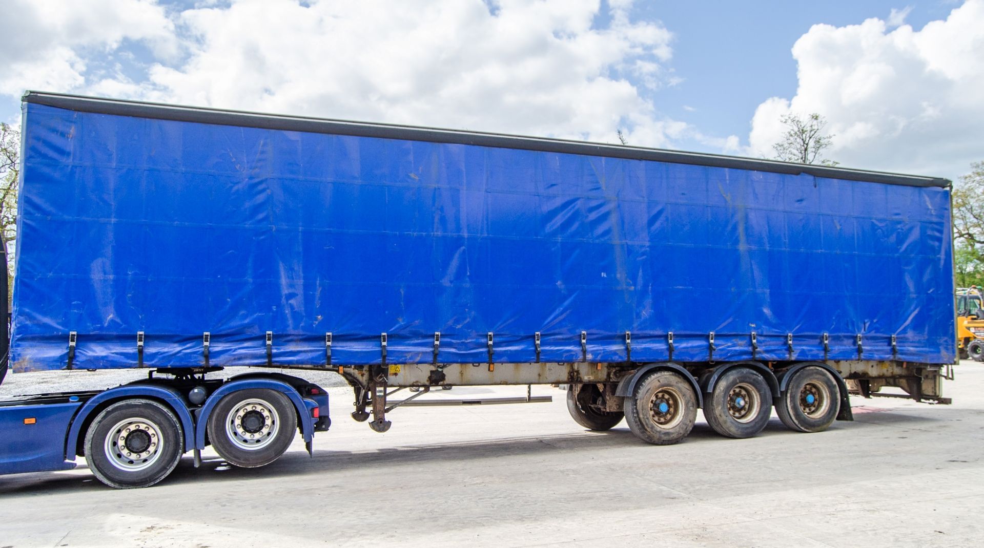 Crane Fruehauf GL3 tri-axle curtain side trailer Year: 1997 Chassis Number: VW910314 MOT Expires: - Image 5 of 15