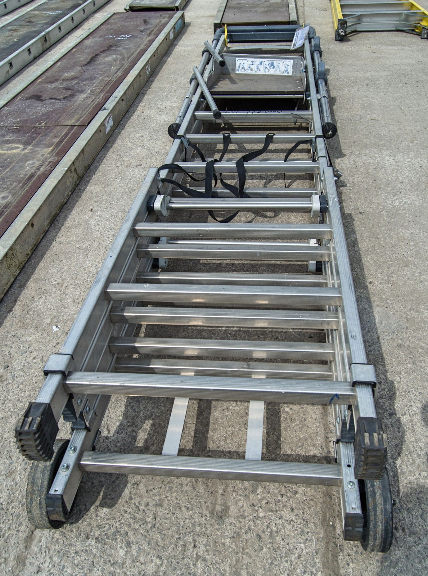 Tubesca 8 tread aluminium step ladder/podium EXP4517