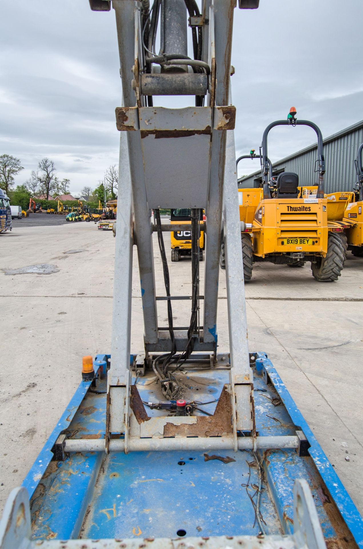 Genie GS4047 battery electric scissor lift access platform Year: 2014 S/N: C-1713 Recorded Hours: - Image 11 of 14