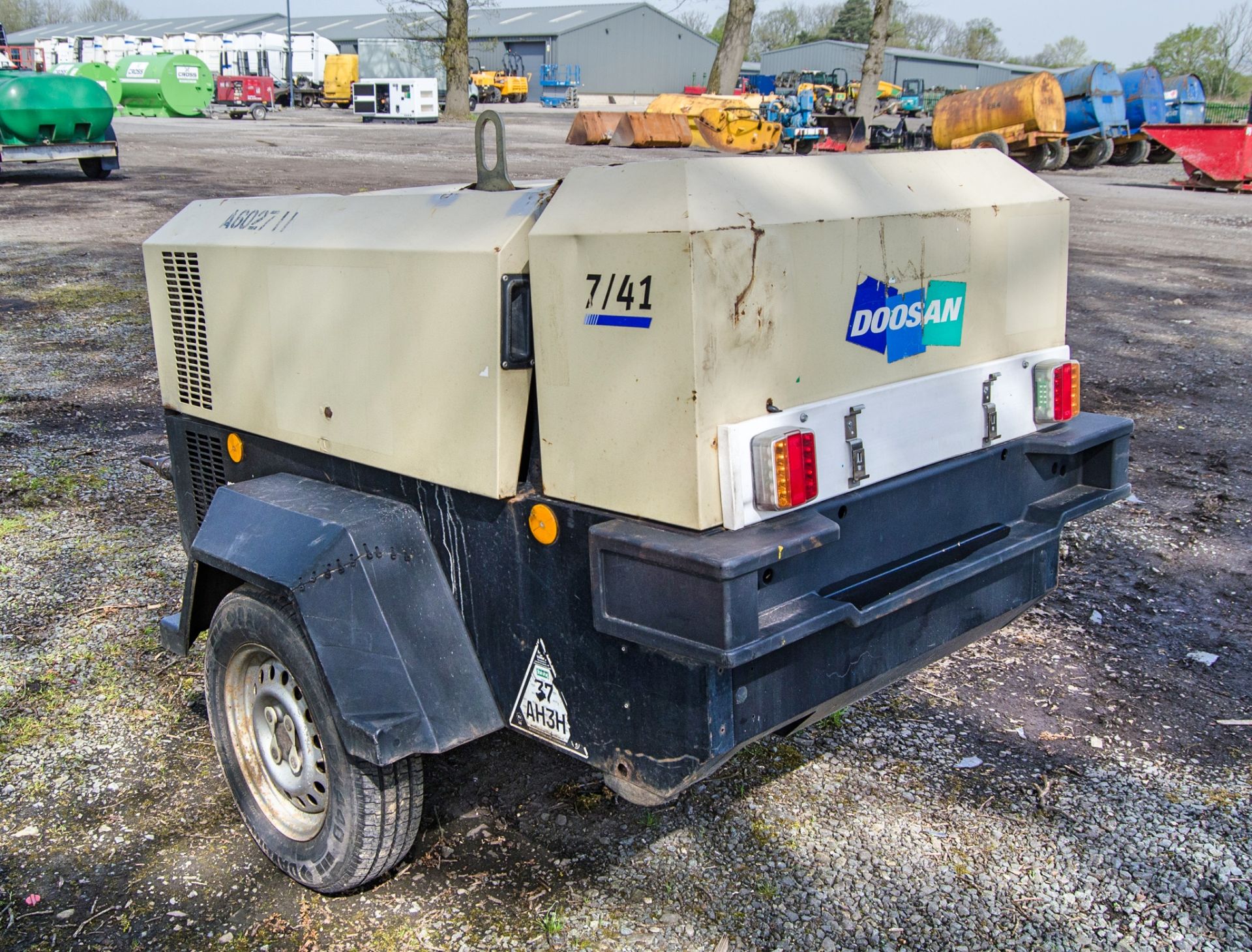 Doosan 741 diesel driven fast tow mobile air compressor Year: 2013 S/N: 432032 Recorded Hours: - Image 4 of 11