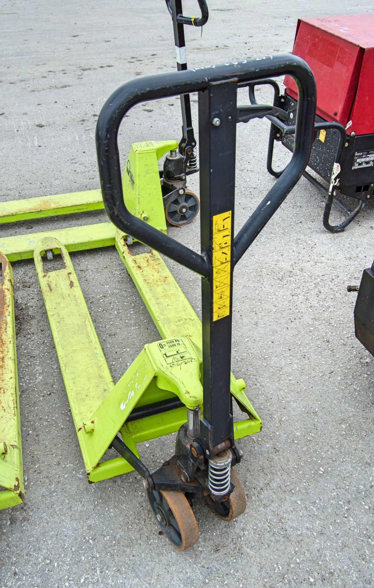 Pramac 2500kg hand hydraulic pallet truck 21080249 - Image 2 of 2