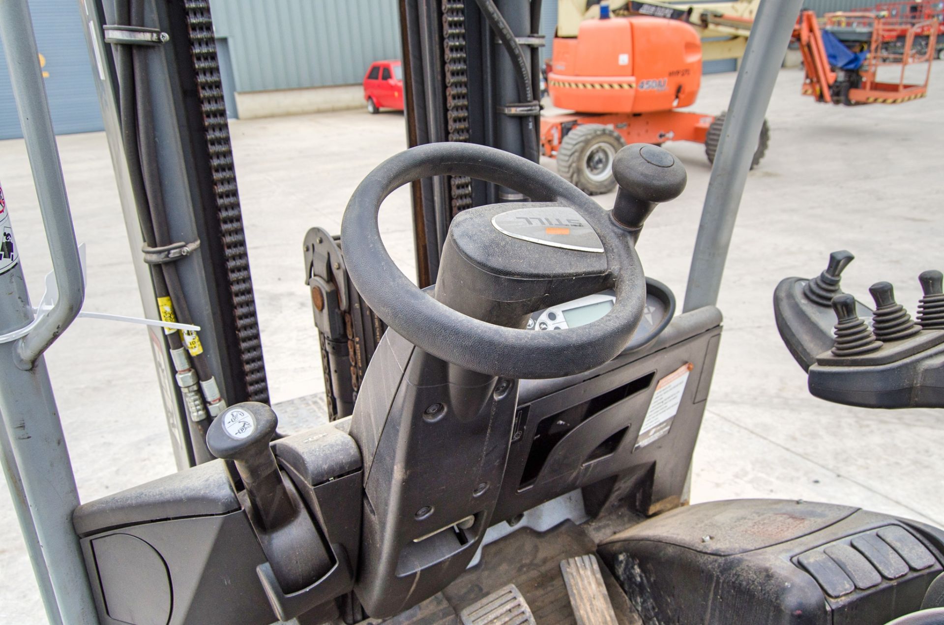 Still RX70-25 2.5 tonne gas powered fork lift truck Year: 2015 S/N: F000176 Recorded Hours: 9561 - Image 15 of 19