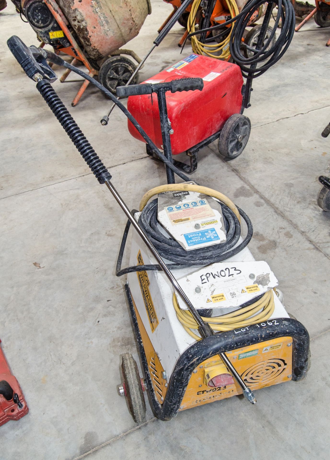 Brendon 110v pressure washer c/w hose and lance EPW023