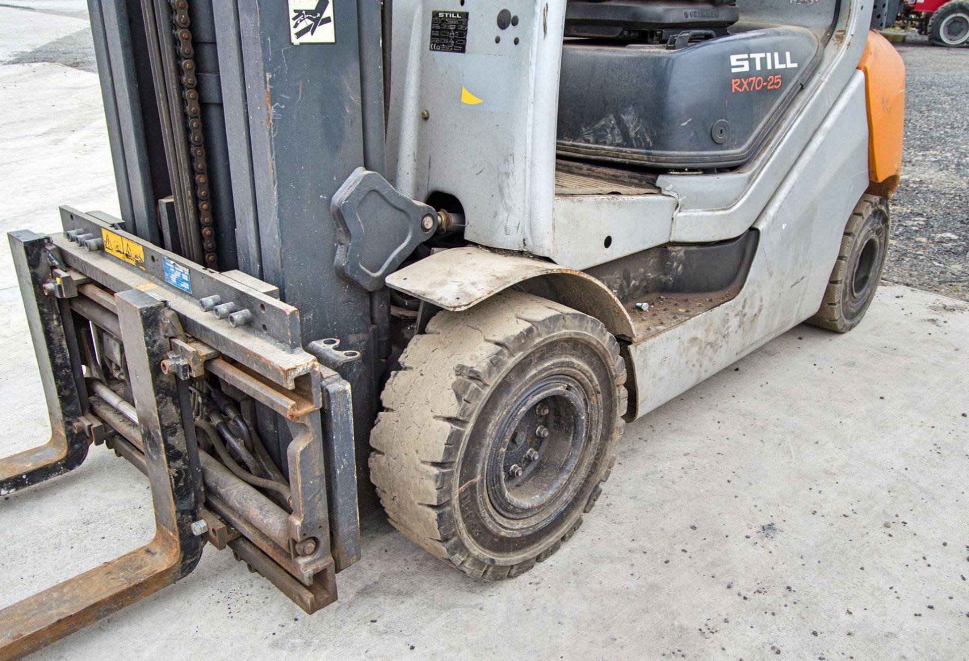 Still RX70-25 2.5 tonne gas powered fork lift truck Year: 2015 S/N: F000176 Recorded Hours: 9561 - Image 9 of 19