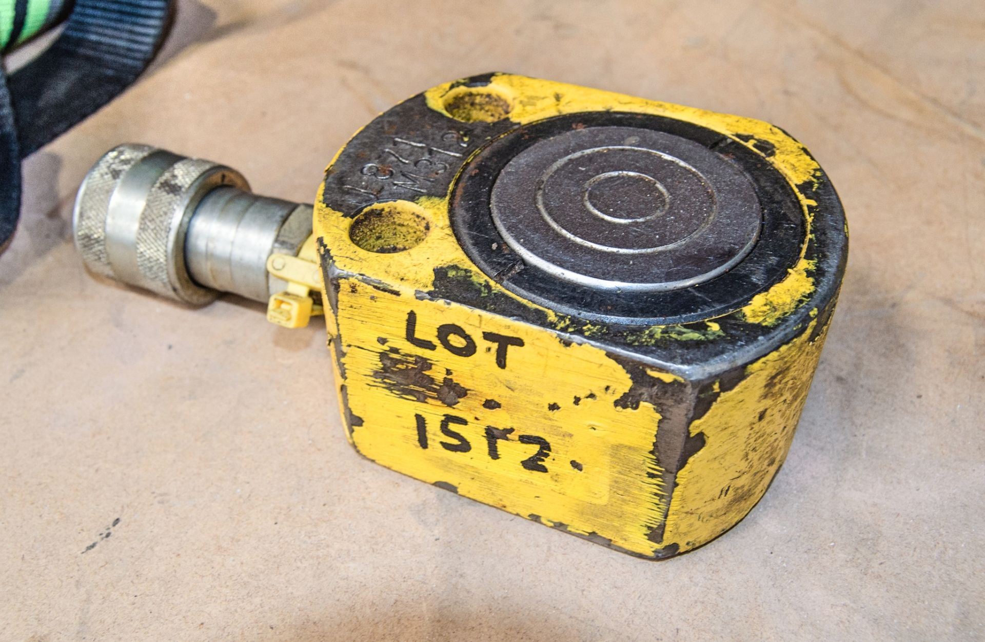 Hydraulic cylinder jack L871M312