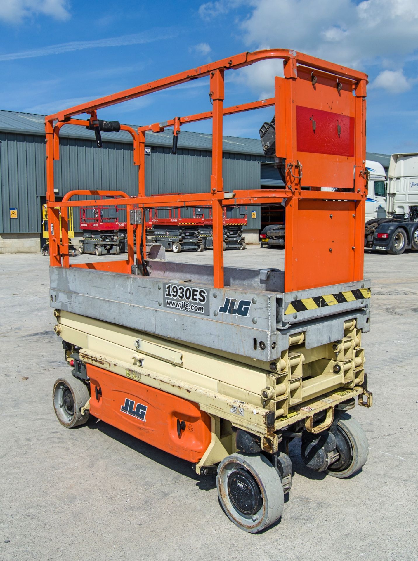 JLG 1930ES battery electric scissor lift access platform Year: 2012 S/N: 8490 Recorded Hours: 275 - Image 2 of 9