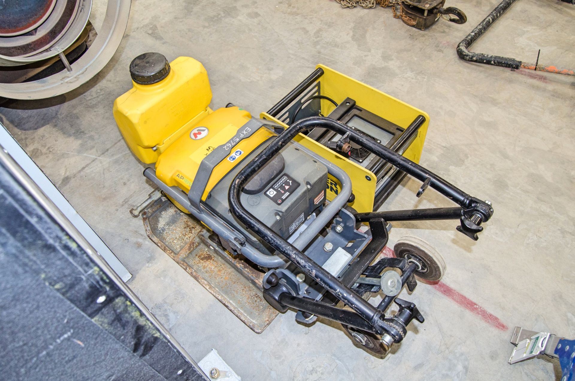 Wacker Neuson P1850E battery electric compactor plate c/w BP1000 battery pack and C48/13 EXP7762 - Image 2 of 4