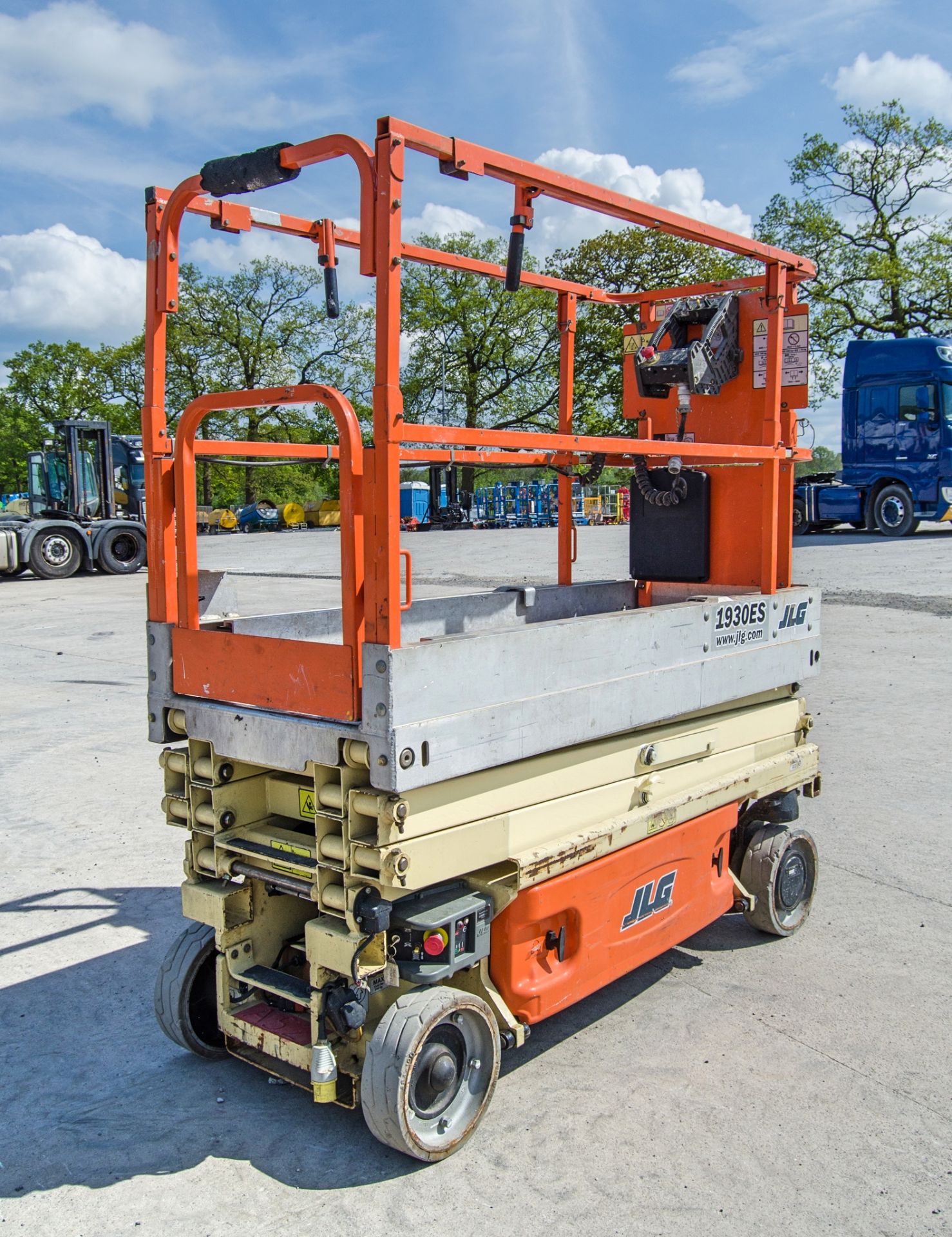 JLG 1930ES battery electric scissor lift access platform Year: 2012 S/N: 8490 Recorded Hours: 275 - Image 3 of 9