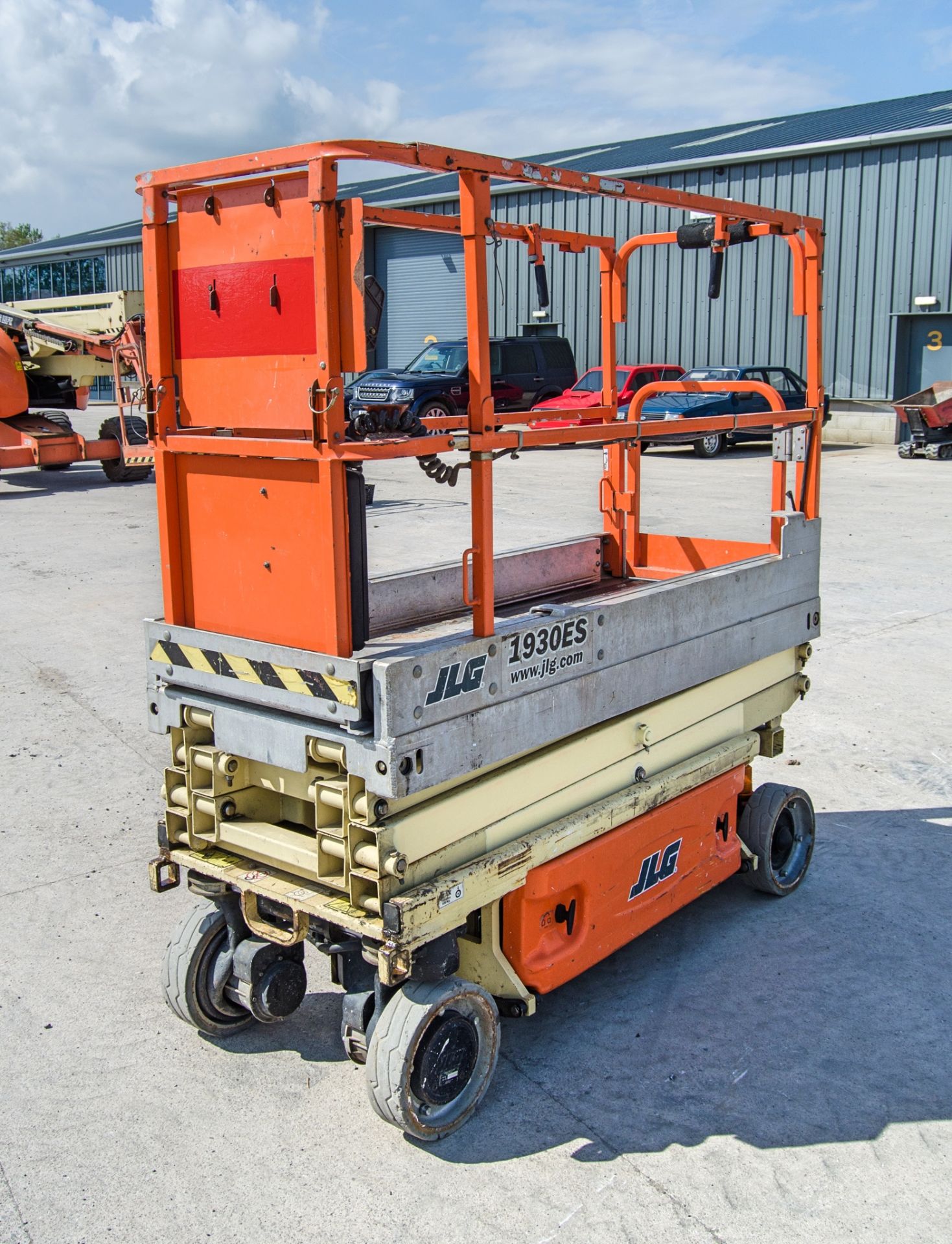 JLG 1930ES battery electric scissor lift access platform Year: 2012 S/N: 8490 Recorded Hours: 275
