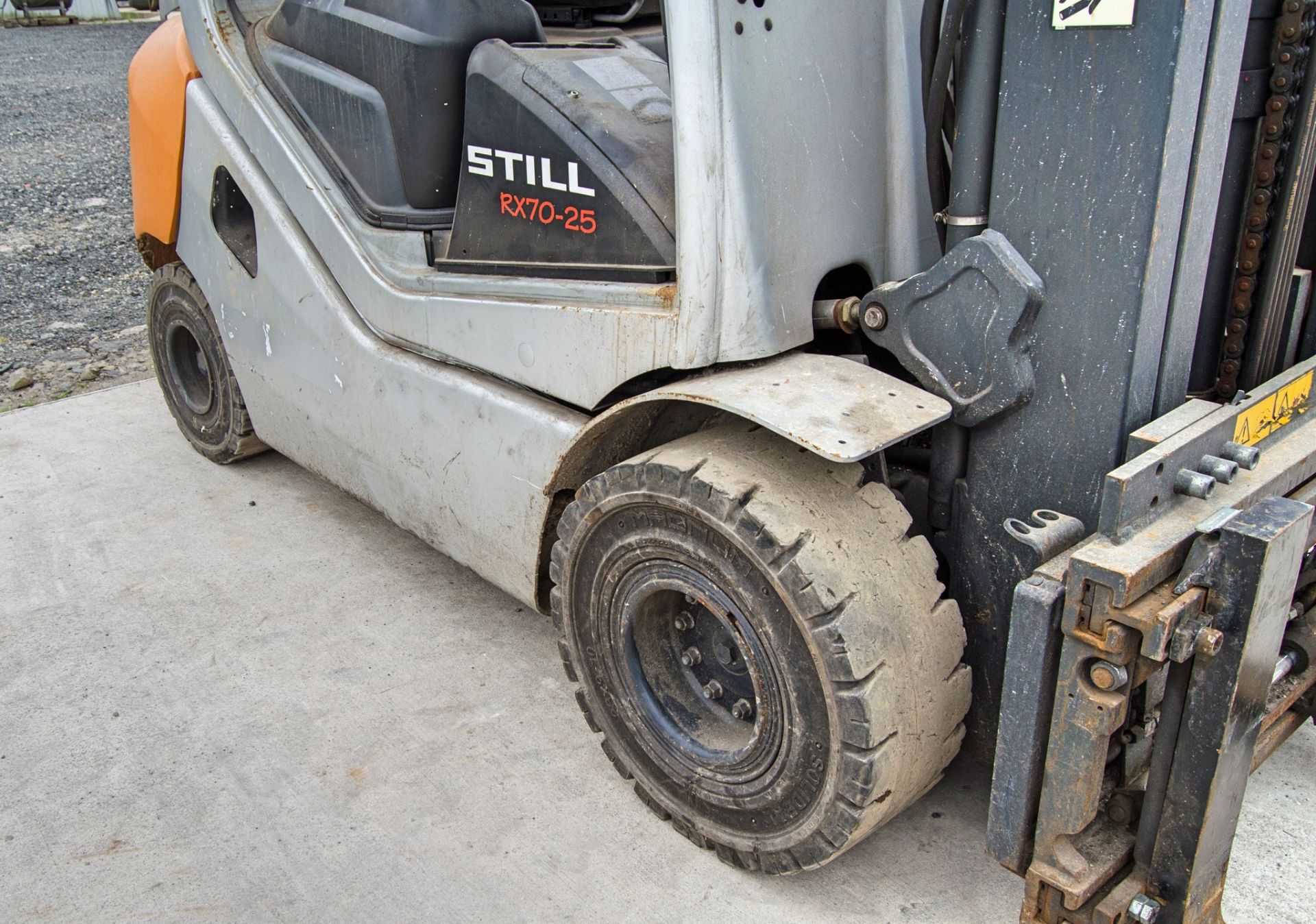 Still RX70-25 2.5 tonne gas powered fork lift truck Year: 2015 S/N: F000176 Recorded Hours: 9561 - Image 10 of 19