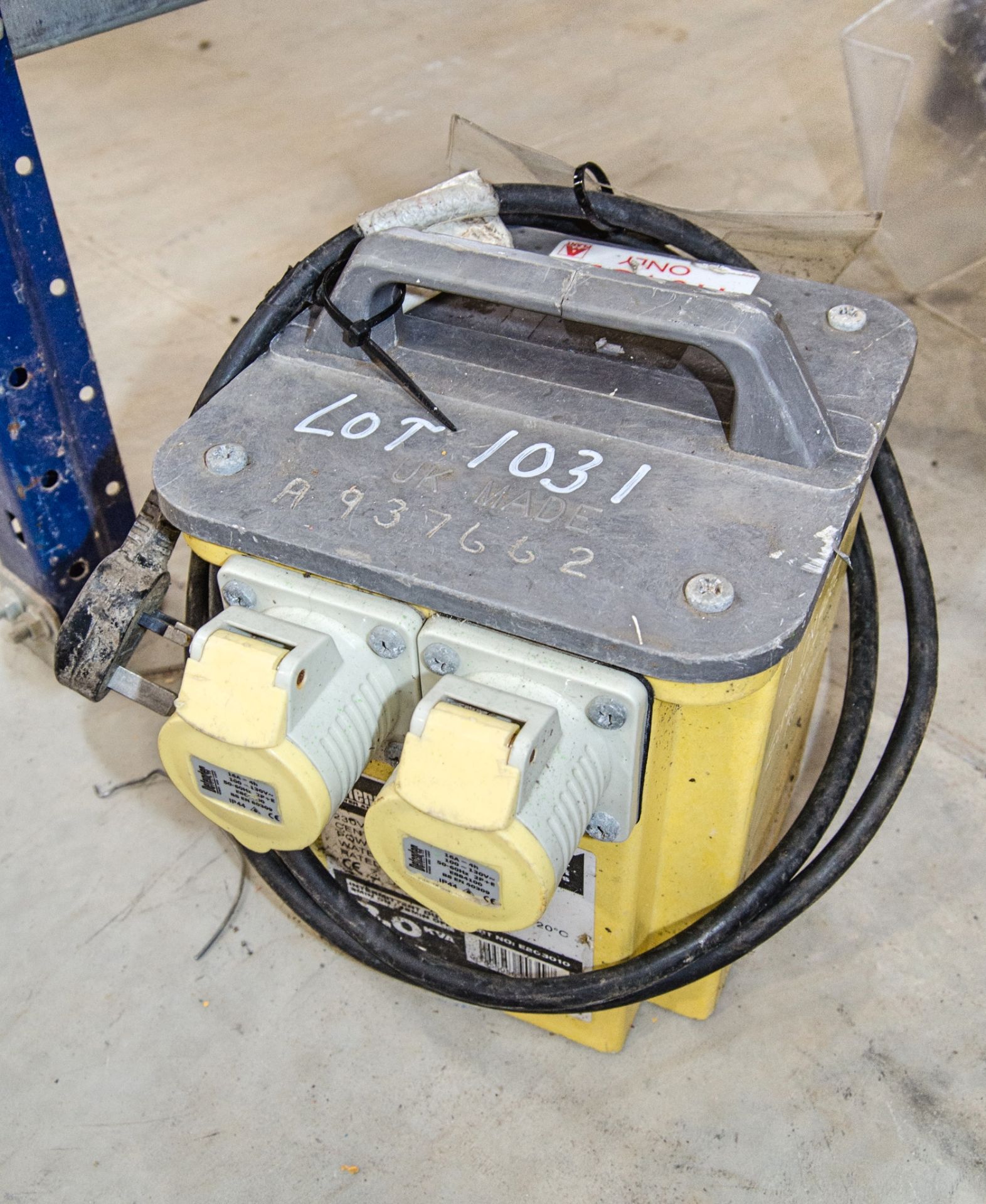 Defender 240v to 110v 3 kva transformer A937662