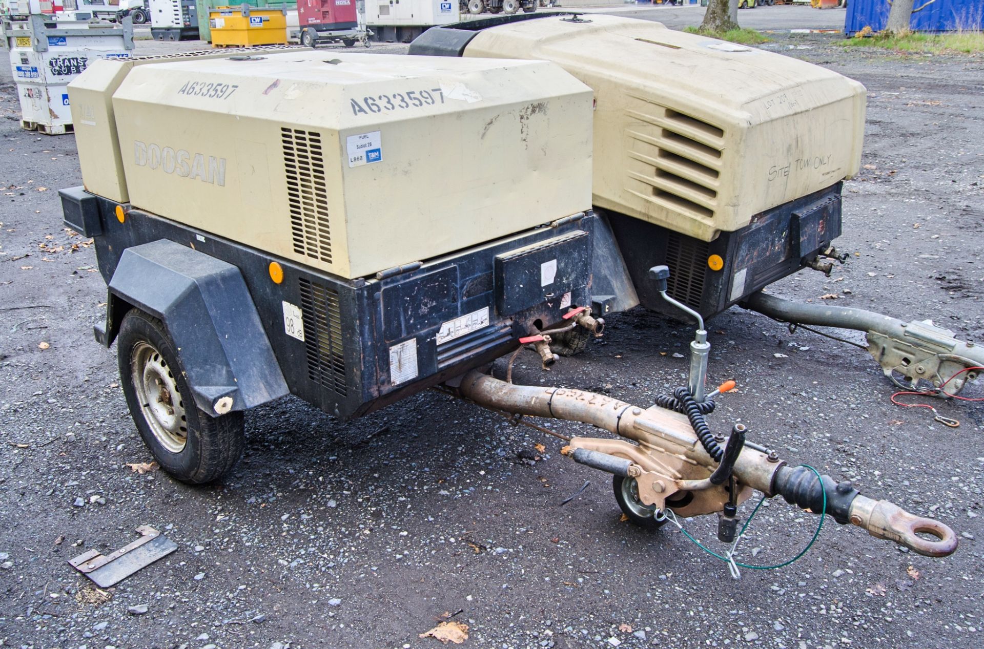 Doosan 7/41 diesel driven fast tow mobile air compressor Year: 2014 S/N: 432642 Recorded Hours: 364 - Image 2 of 10