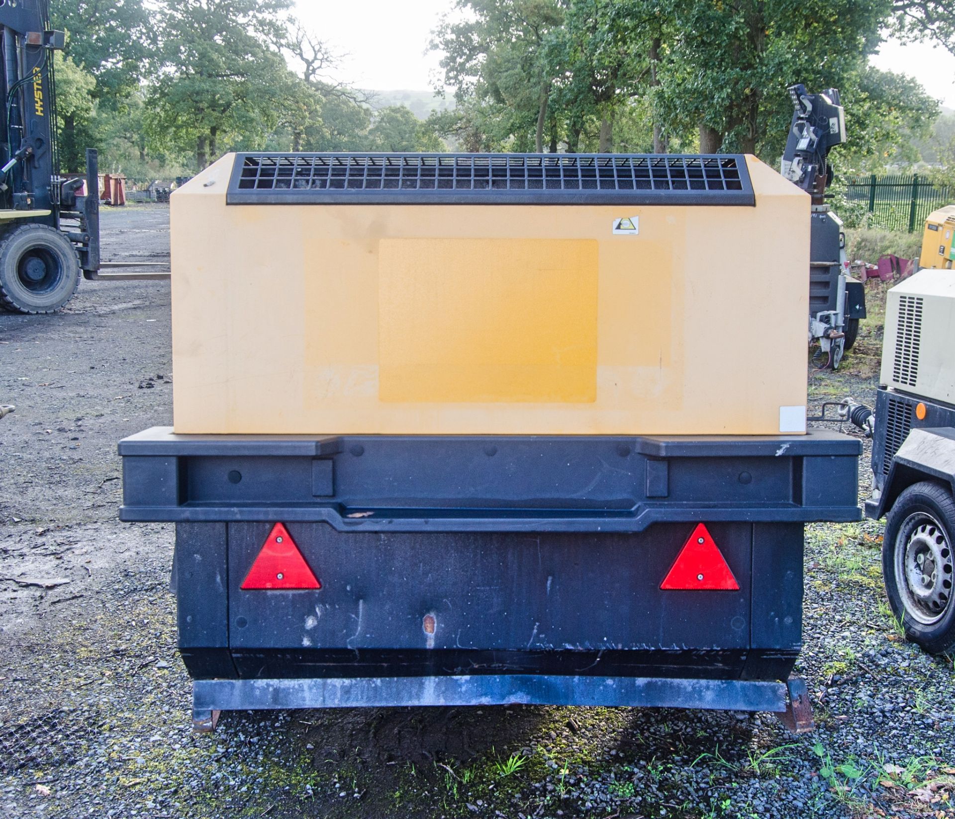 Doosan 7/72 diesel driven fast tow mobile air compressor Year: 2014 S/N: 542128 Recorded Hours: 1442 - Image 6 of 9