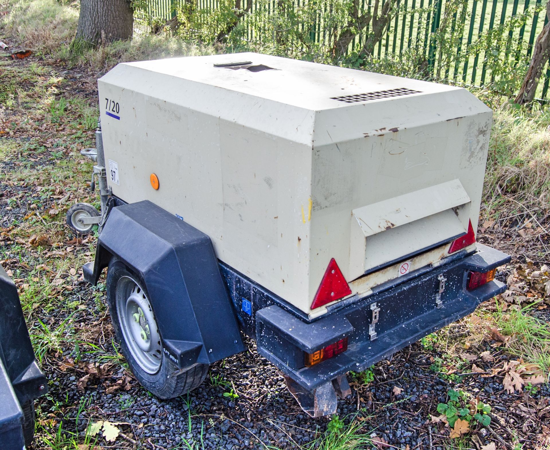 Doosan 7/20 diesel driven fast tow mobile air compressor Year: 2017 S/N: 124515 Recorded Hours: - Image 4 of 9