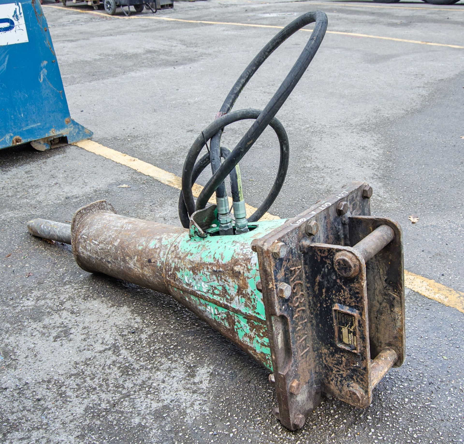 Hydraulic breaker Pin diameter: 45mm Pin centres: 350mm Pin width: 170mm A684411 - Image 2 of 4