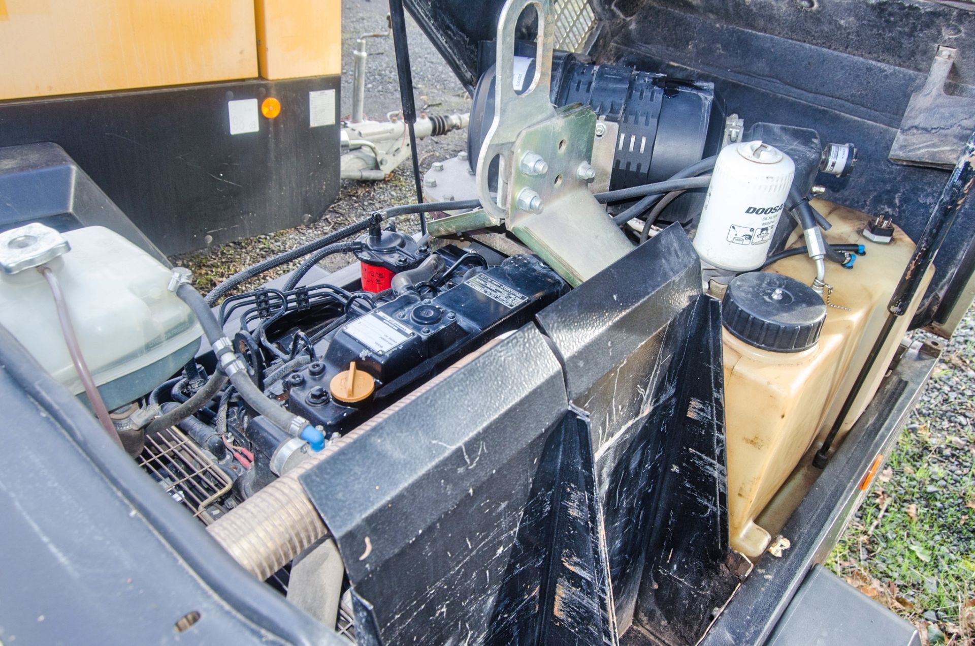 Doosan 7/41 diesel driven fast tow mobile air compressor Year: 2015 S/N: 433702 Recorded Hours: - Image 9 of 9