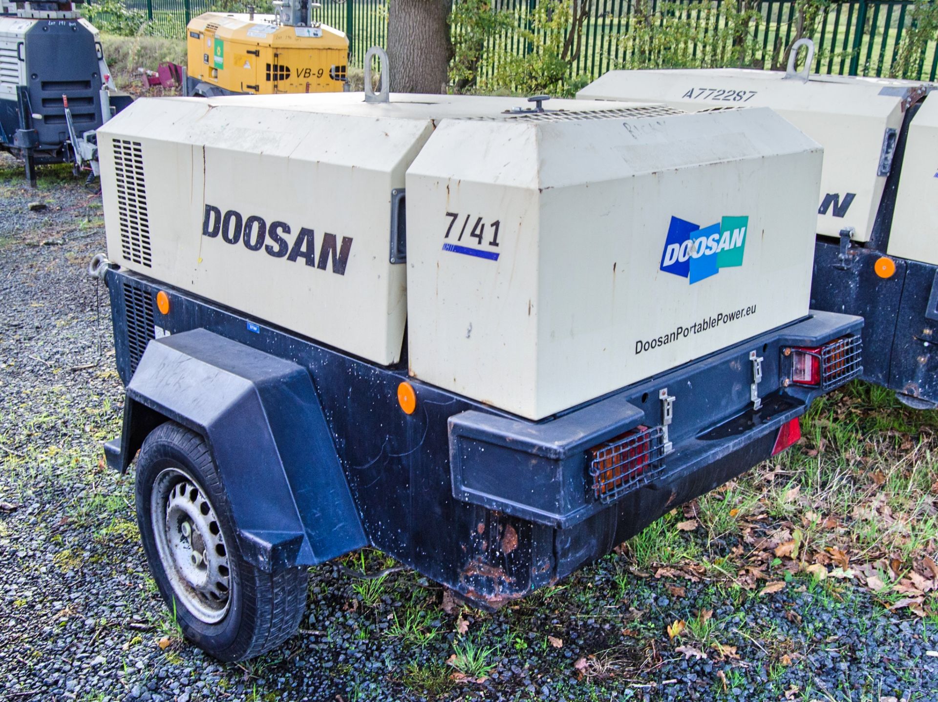 Doosan 7/41 diesel driven fast tow mobile air compressor Year: 2015 S/N: 433702 Recorded Hours: - Image 4 of 9