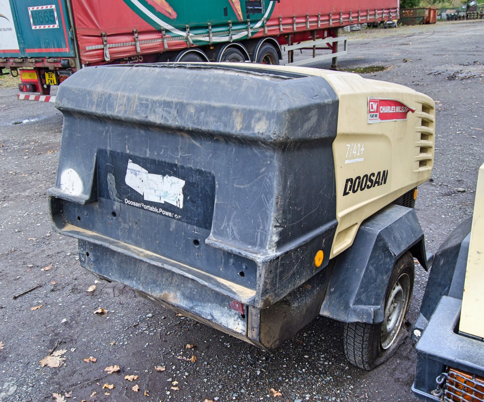 Doosan 7/41 diesel driven mobile air compressor Year: 2012 S/N: 431067 Recorded hours: 1865 79122 - Image 3 of 9