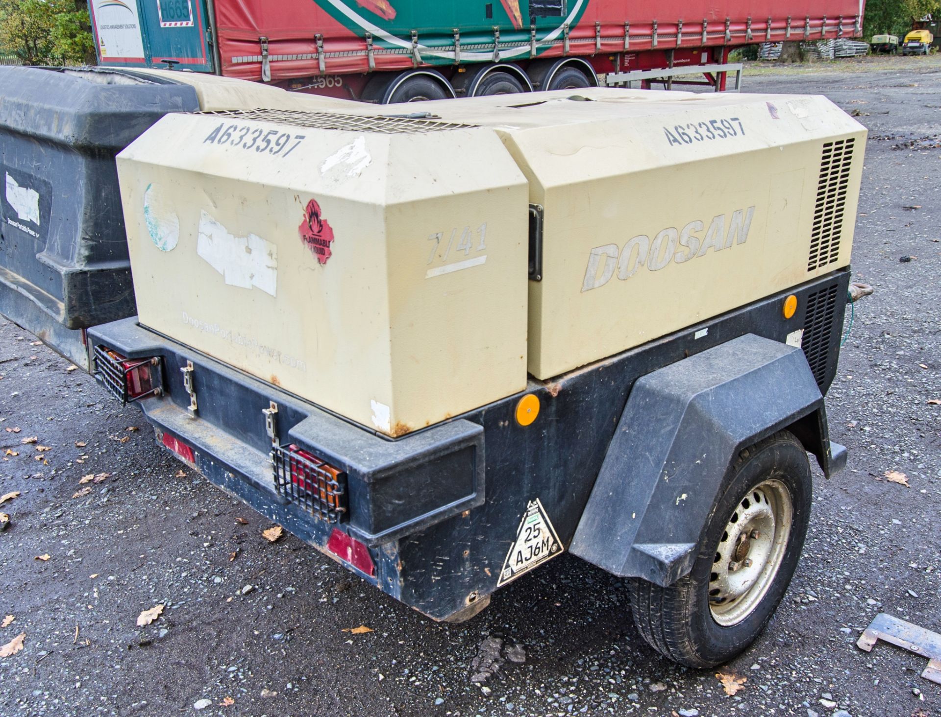 Doosan 7/41 diesel driven fast tow mobile air compressor Year: 2014 S/N: 432642 Recorded Hours: 364 - Image 3 of 10