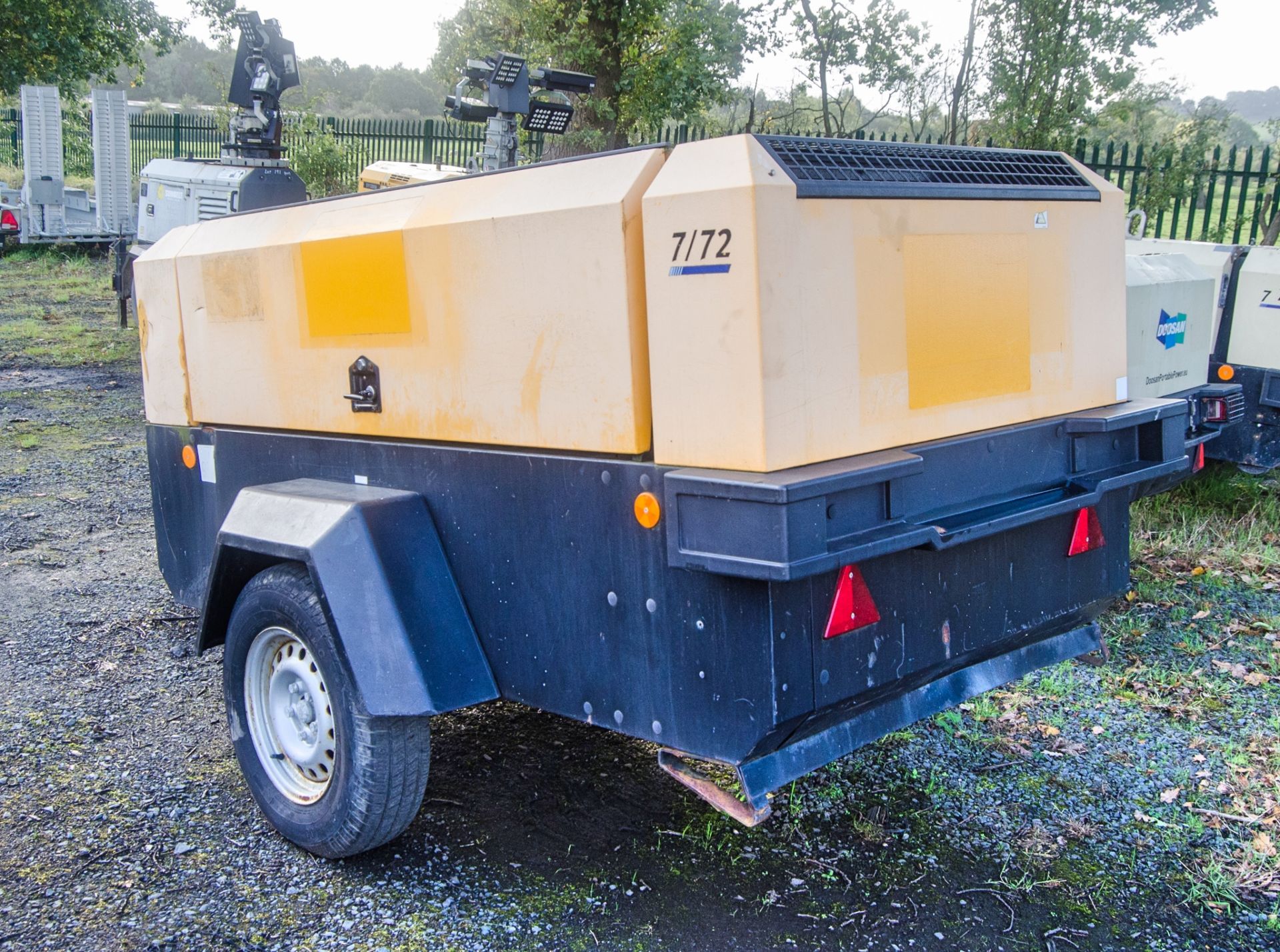 Doosan 7/72 diesel driven fast tow mobile air compressor Year: 2014 S/N: 542128 Recorded Hours: 1442 - Image 4 of 9