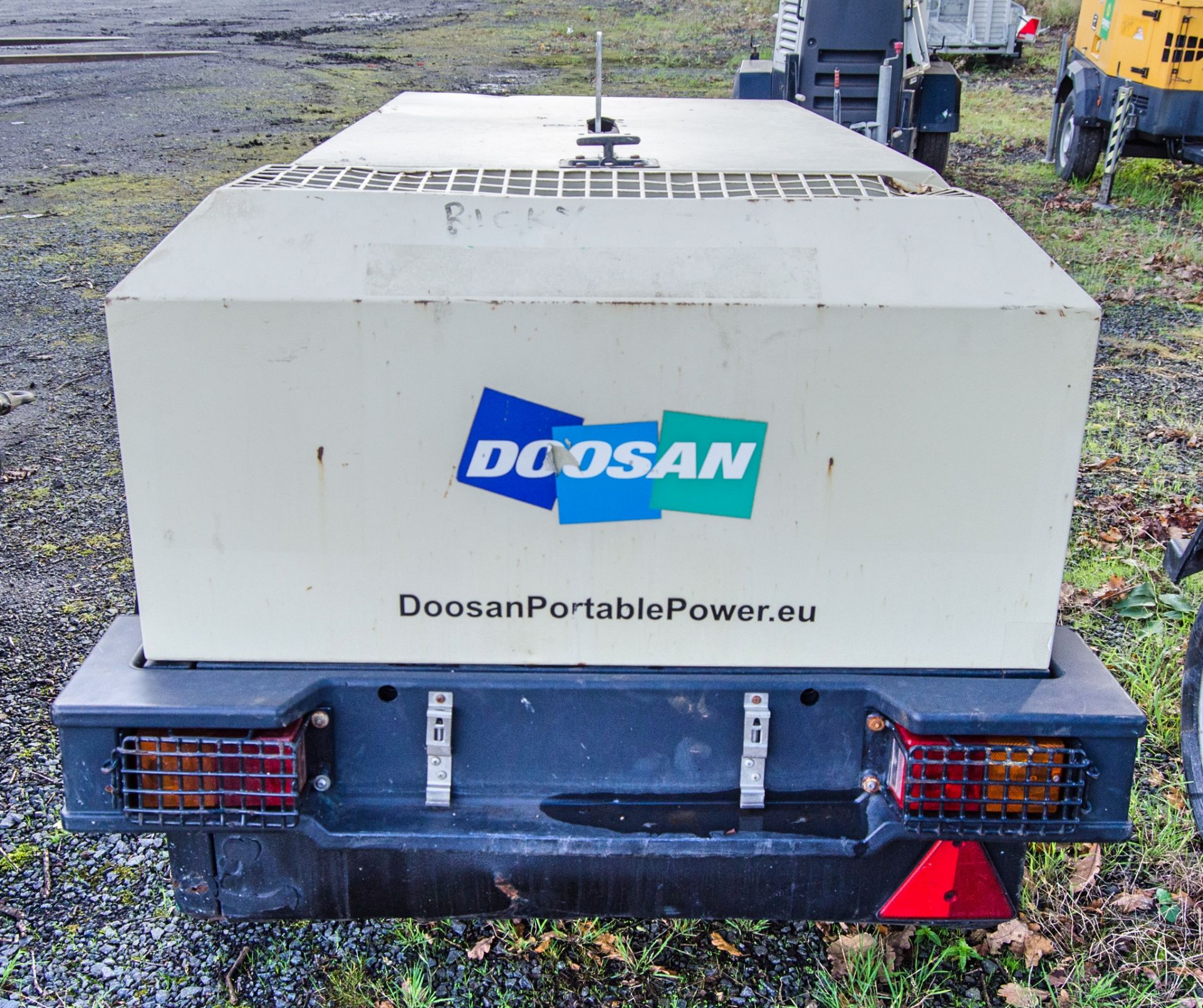 Doosan 7/41 diesel driven fast tow mobile air compressor Year: 2015 S/N: 433702 Recorded Hours: - Image 6 of 9