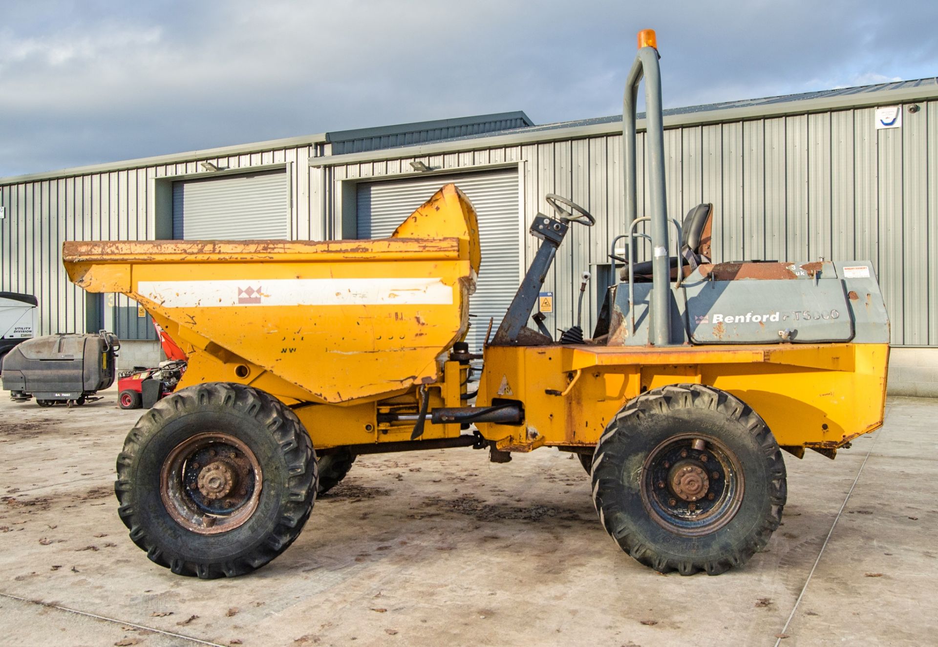 Benford 5 tonne straight skip dumper Year: 2001 S/N: E105HA026 Recorded Hours: Not displayed ( - Image 8 of 23