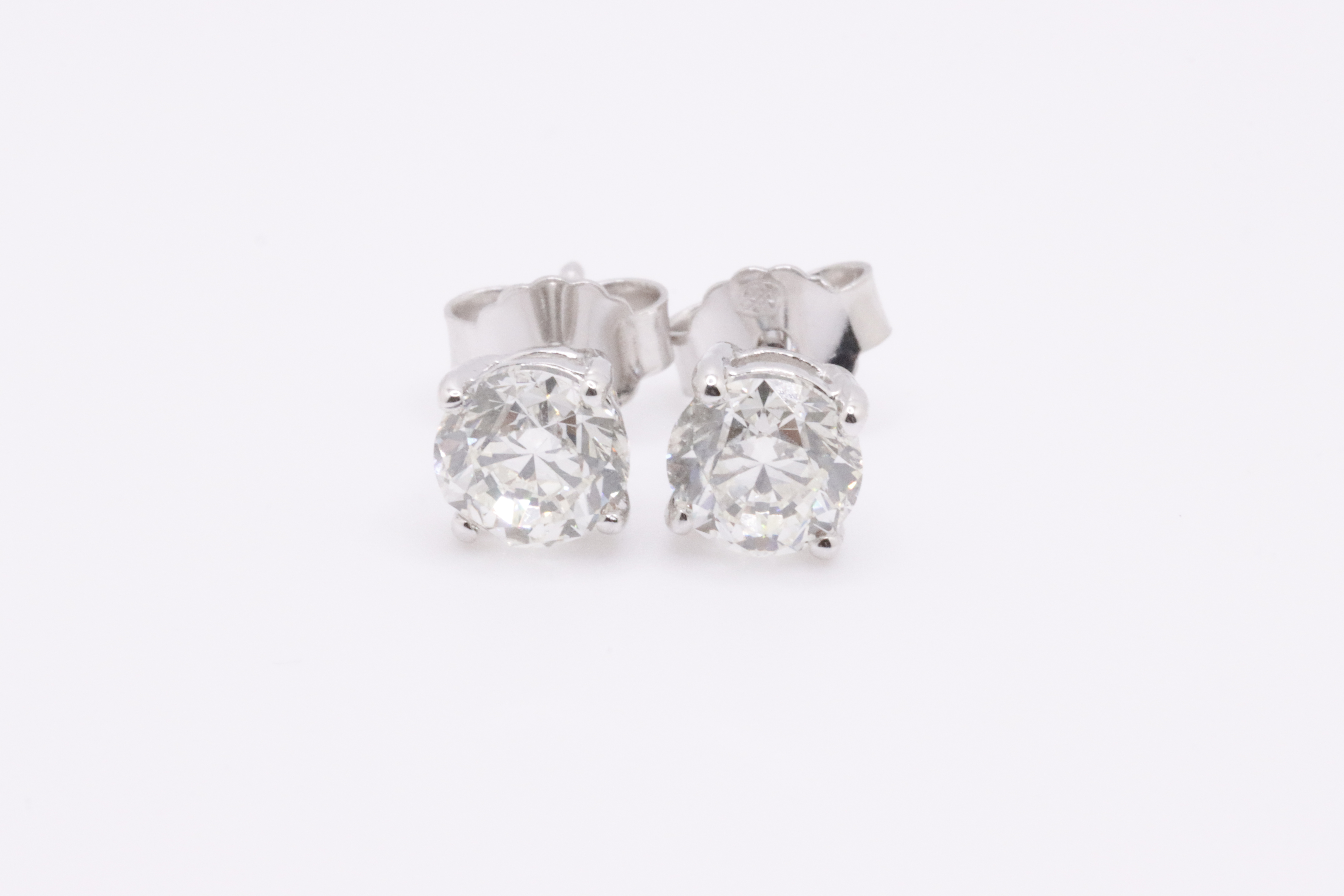 Round Brilliant Cut 2.00 Carat Natural Diamond Earrings 18kt White Gold - H Colour VVS2 Clarity- IGI