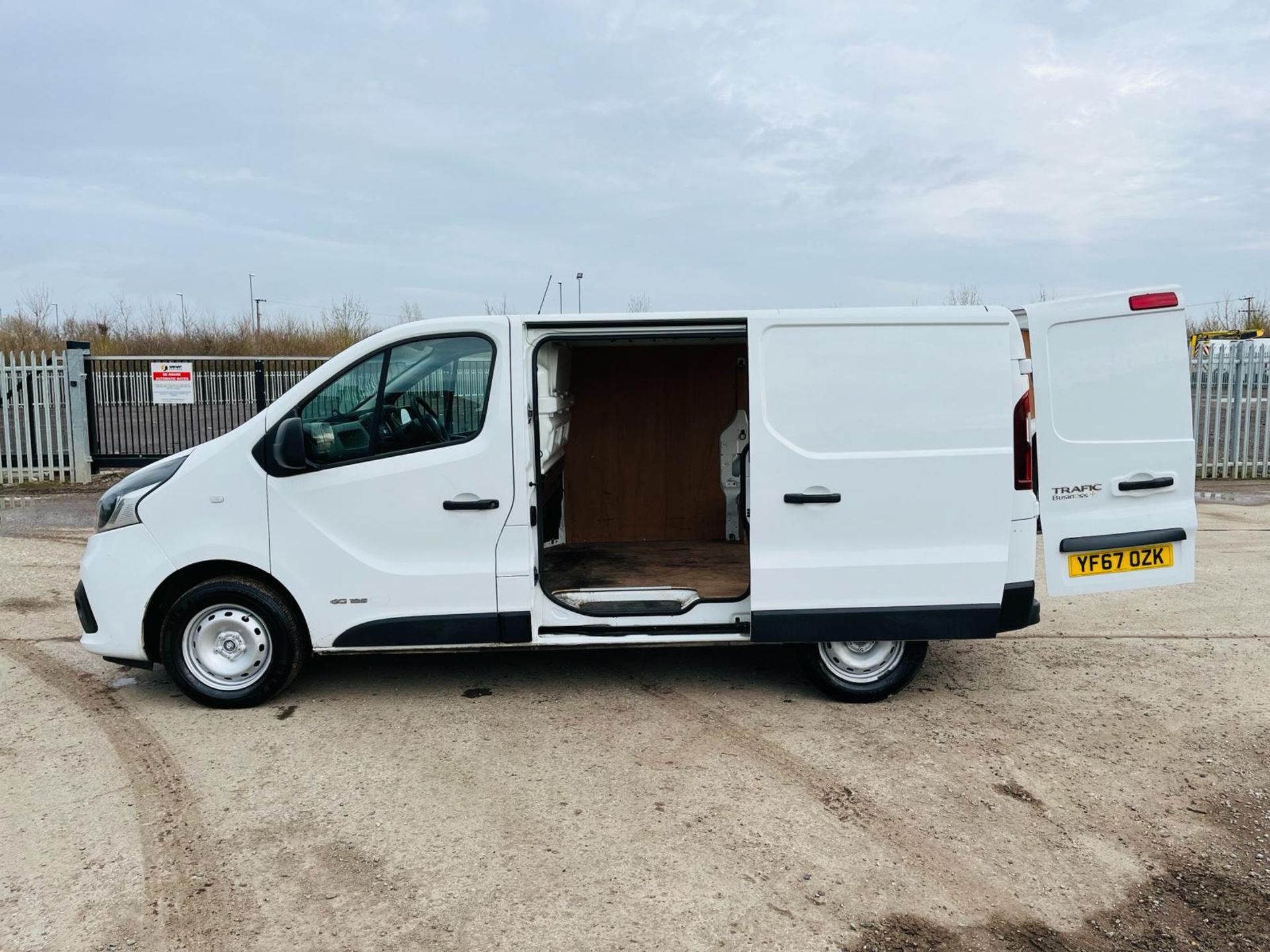 ** ON SALE ** Renault Trafic 1.6 DCI 125 SL27 Energy Business+ 2017 '67 Reg' - A/C - ULEZ Compliant - Image 5 of 27